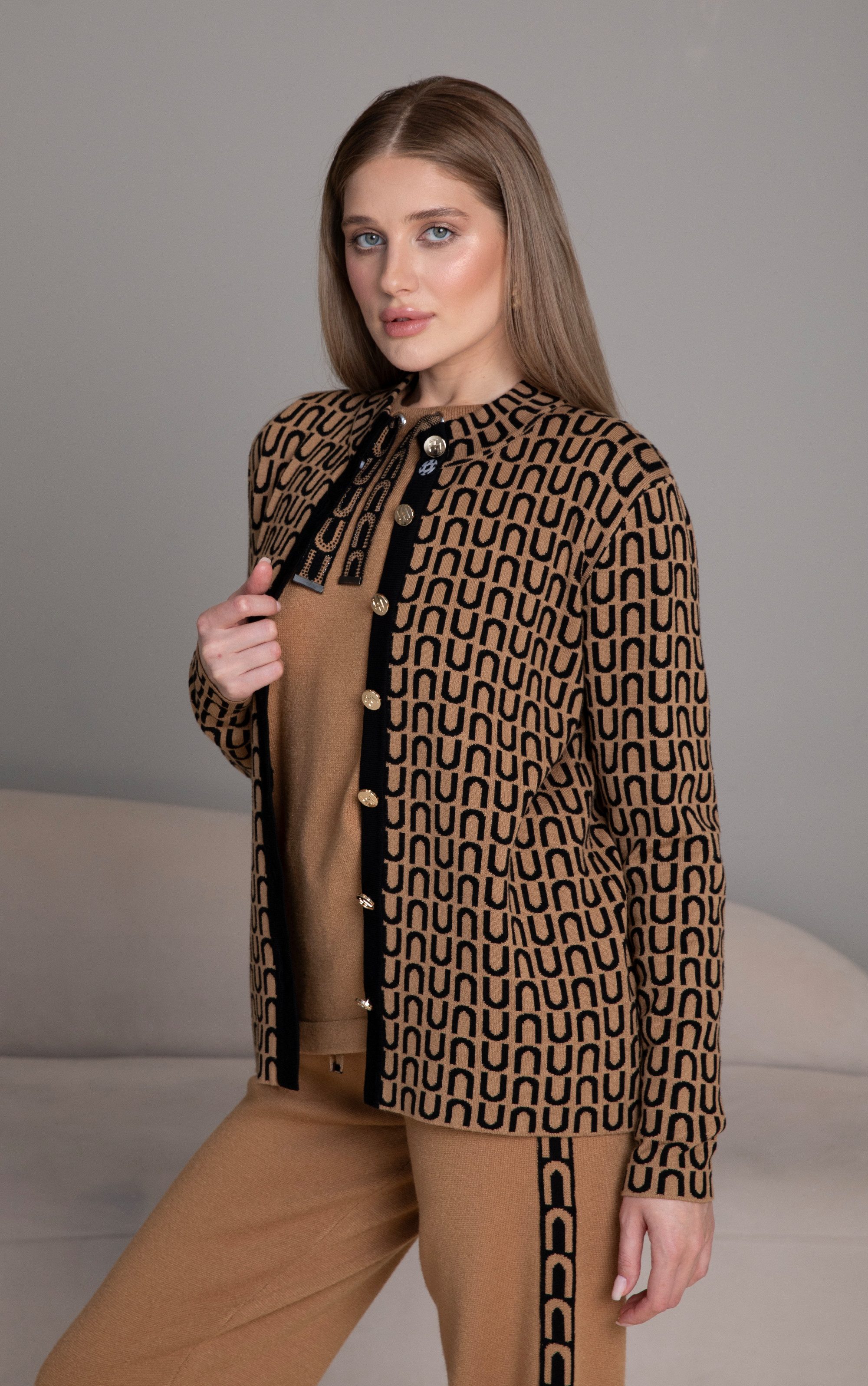 Passioni Strickjacke mit geometrischem Muster in Kamel und Schwarz und gold günstig online kaufen