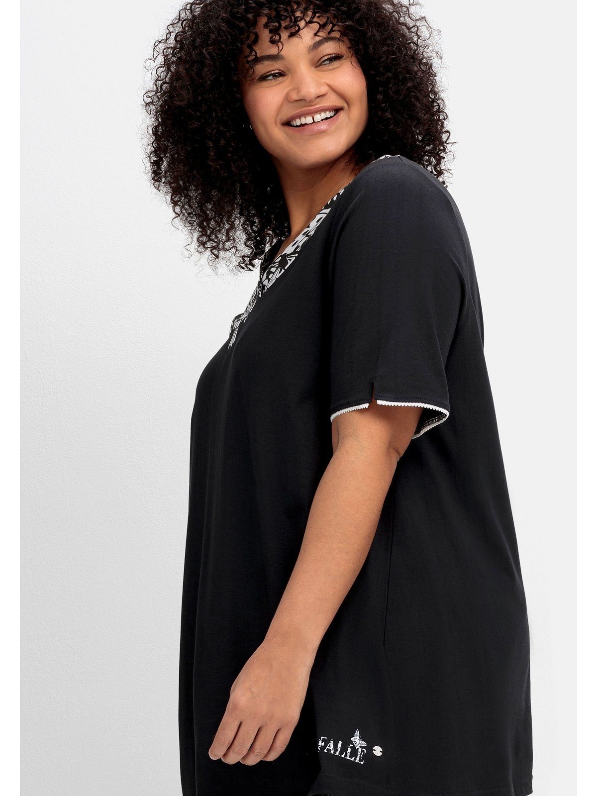 Sheego Große am mit bedruckt Größen schwarz Longshirt breiter Blende V-Ausschnitt