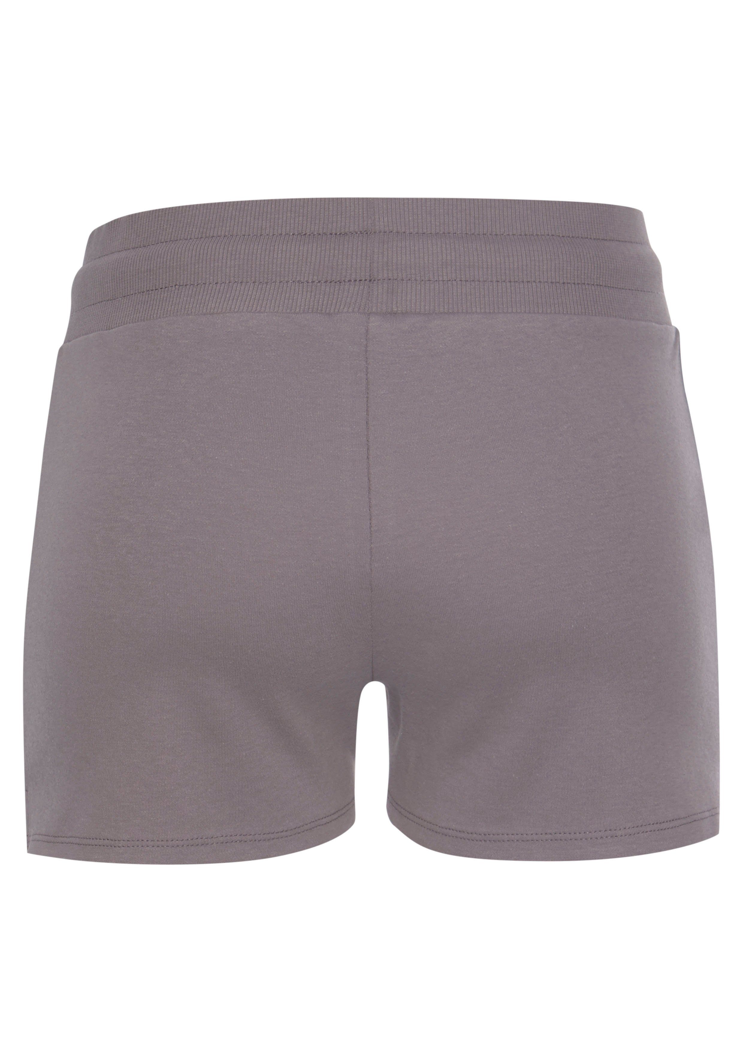 LASCANA ACTIVE Shorts mit stone kleinen Seitenschlitzen