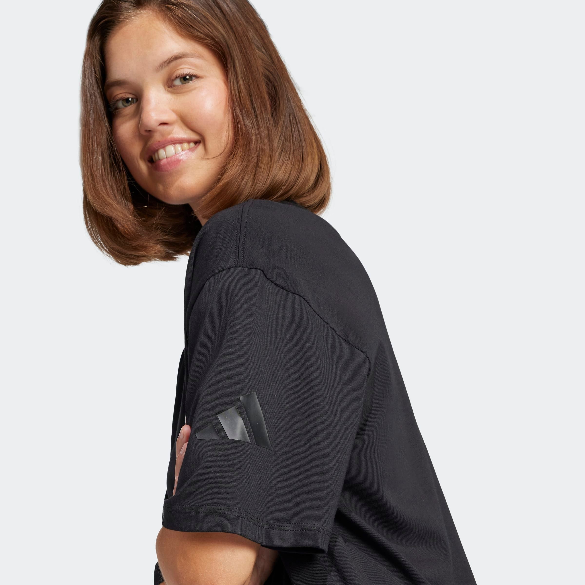 adidas Sportswear T-Shirt ESSENTIALS CONTEMPORARY LOGO BOYFRIEND für Erwachsene, mit Rundhalsausschnitt, ohne Verschluss, aus Baumwolle