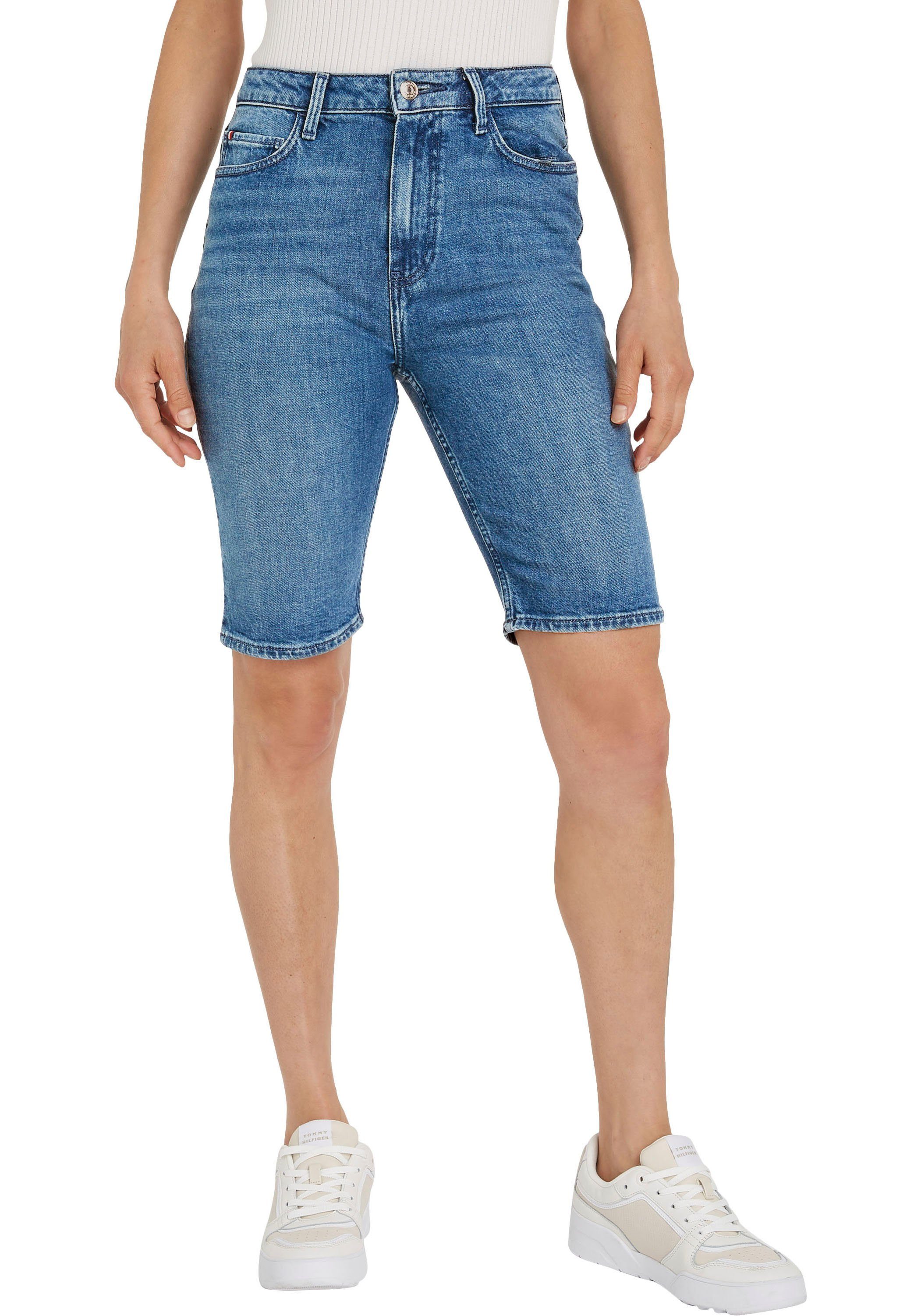 Tommy Hilfiger Shorts mit TH-Lederbadge Hosenbund DNM SHORT am STRAIGHT HW SUKI