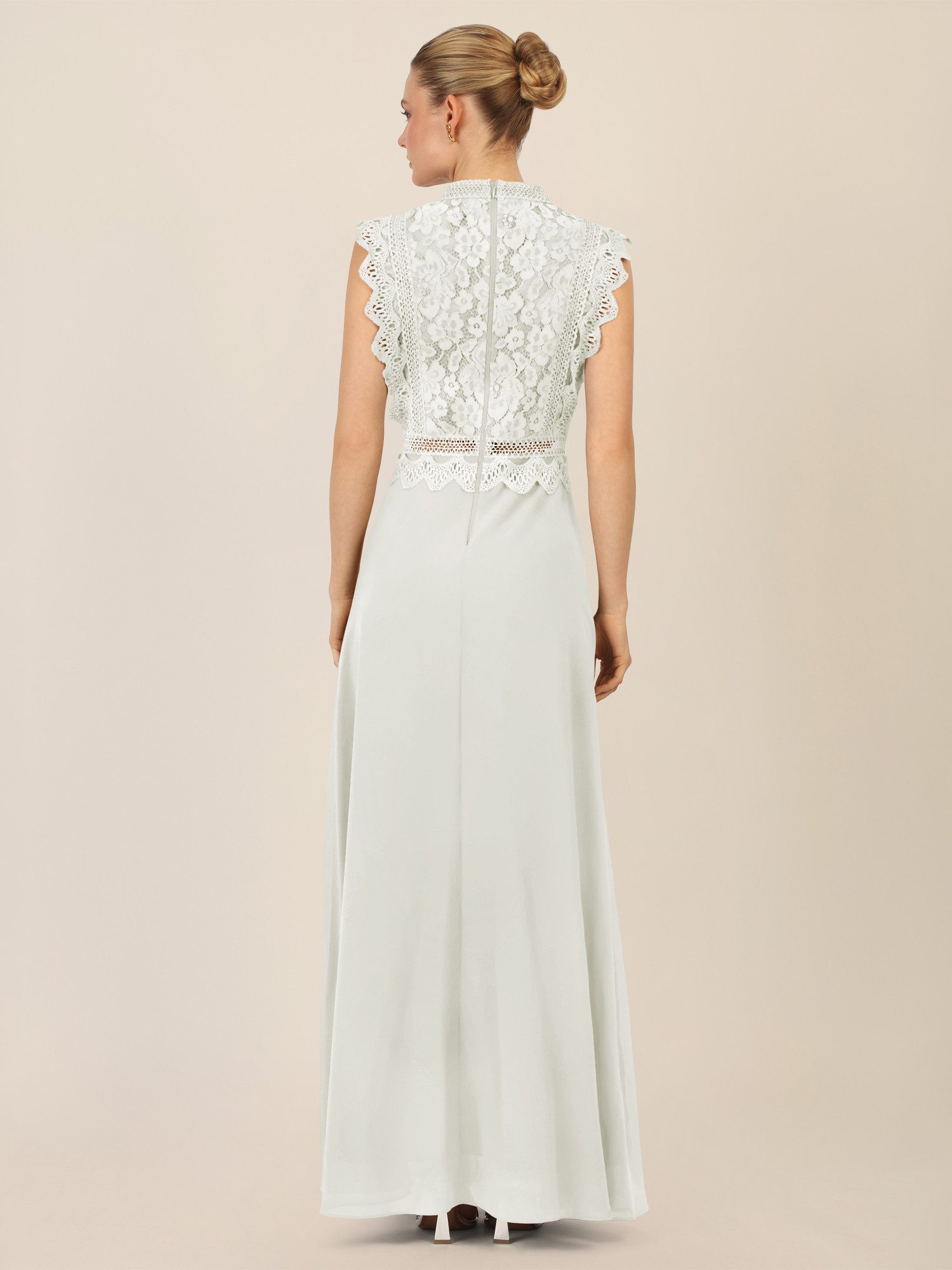 Apart Abendkleid mit Spitze und transparentem Rückenteil