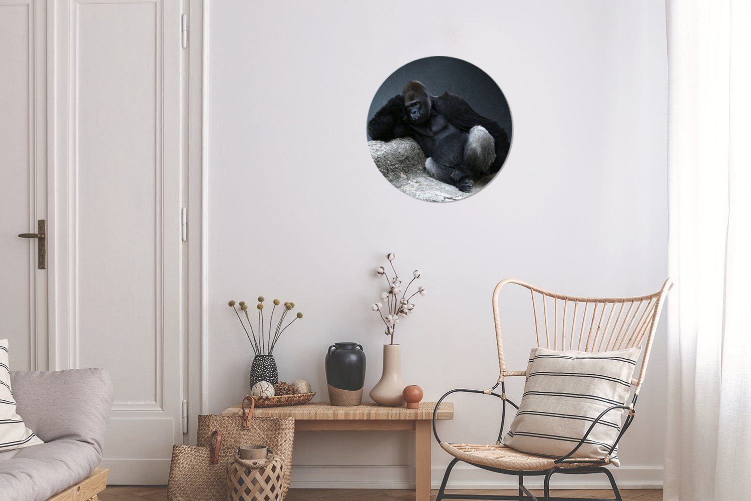 St), 30x30 entspannt auf Wandbild, Gorilla (1 Rundes einem Kreis Gemälde Wanddekoration cm Forex, MuchoWow Wohnzimmer, Felsen,
