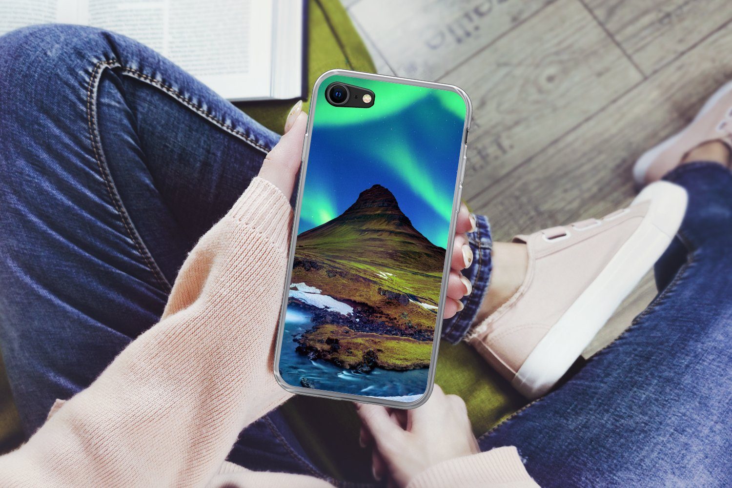 MuchoWow Handyhülle für Apple iPhone 8 Nordlicht - Sternenhimmel - Island - Berg - Grün -, Smartphone-Bumper, Print, Handy Schutzhülle Dünn
