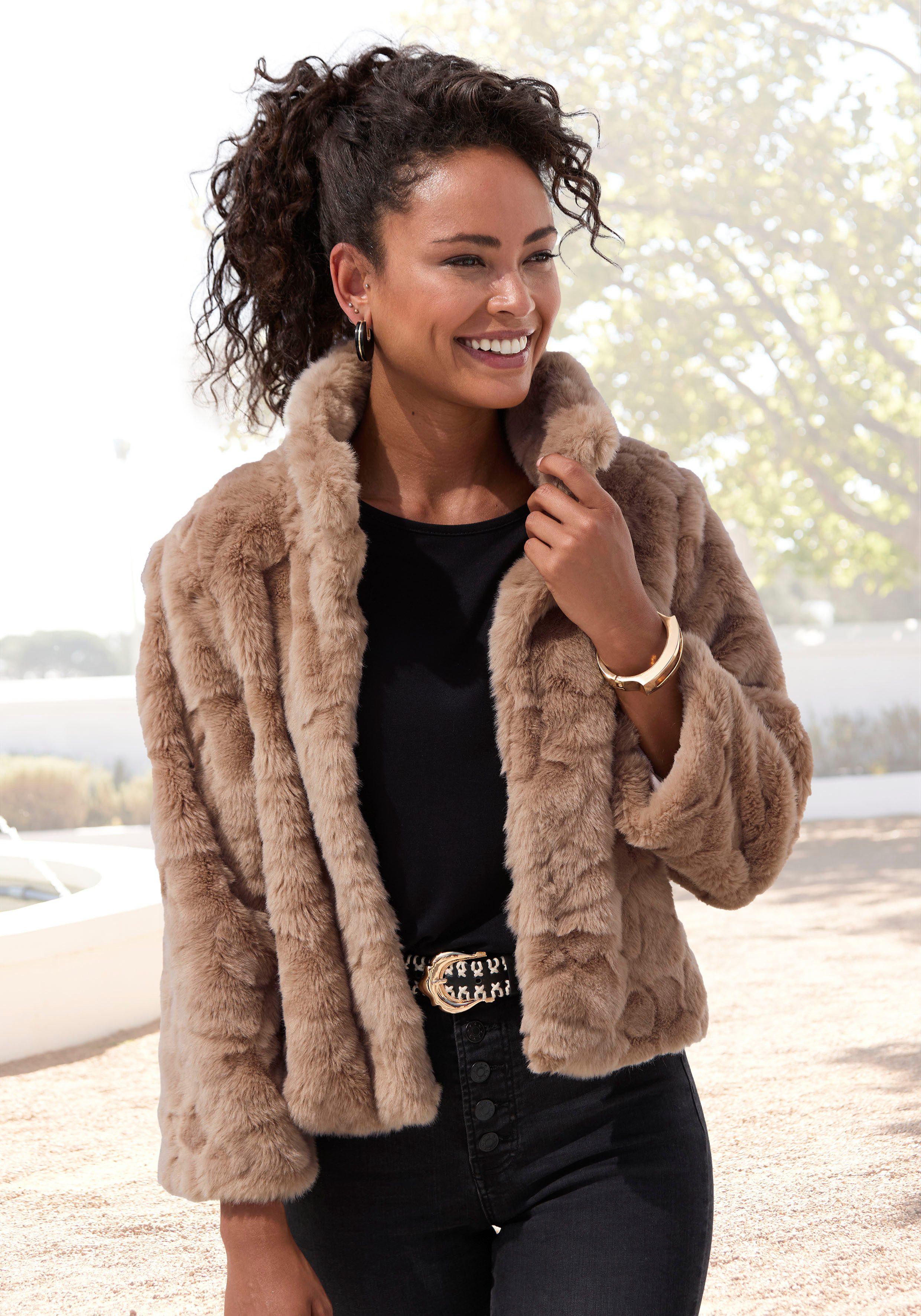 LASCANA Fellimitatjacke kuschelige Kurzjacke aus Teddyplüsch, modisch