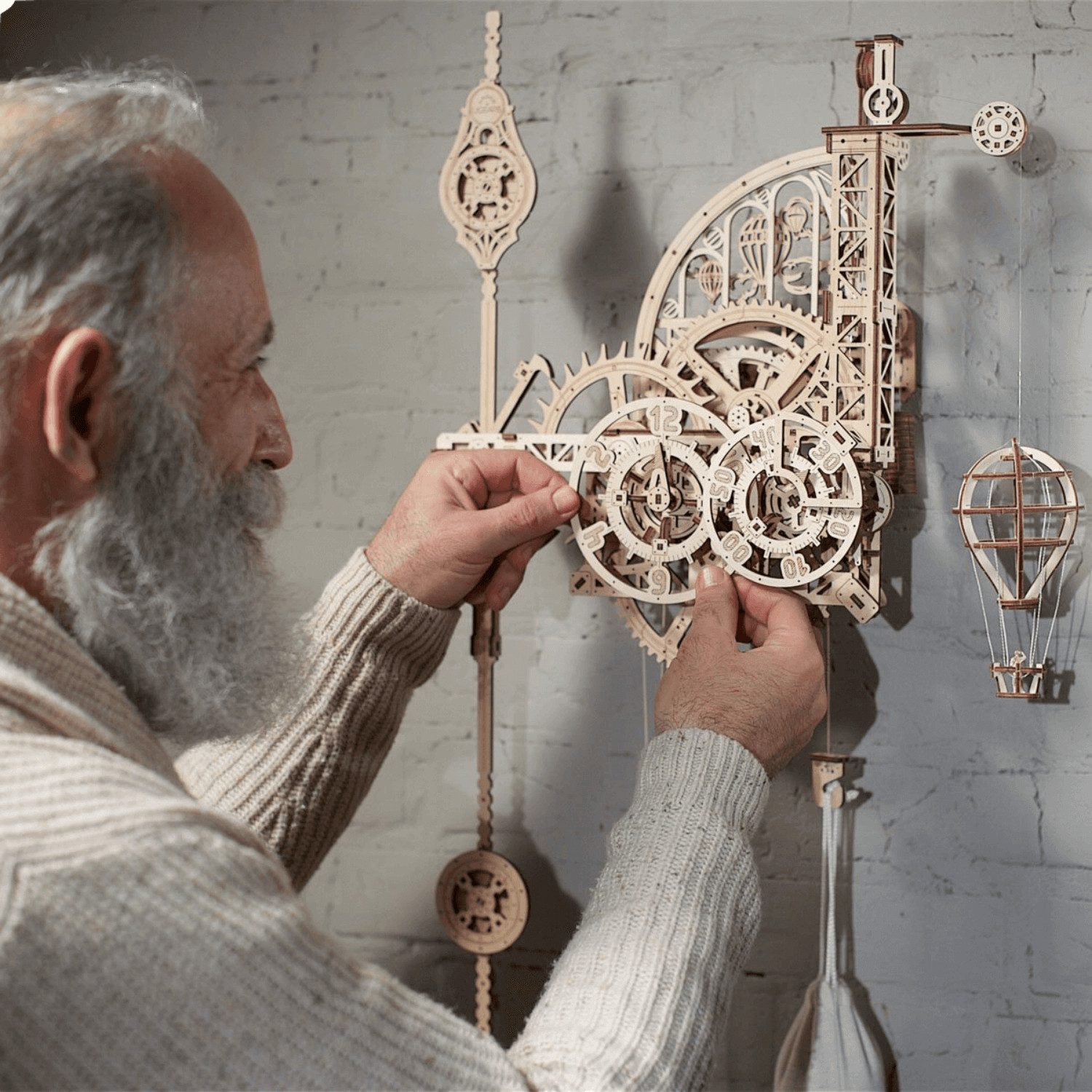 UGEARS Modellbausatz Aero Wanduhr mit Pendel aus Holz, (320-tlg)