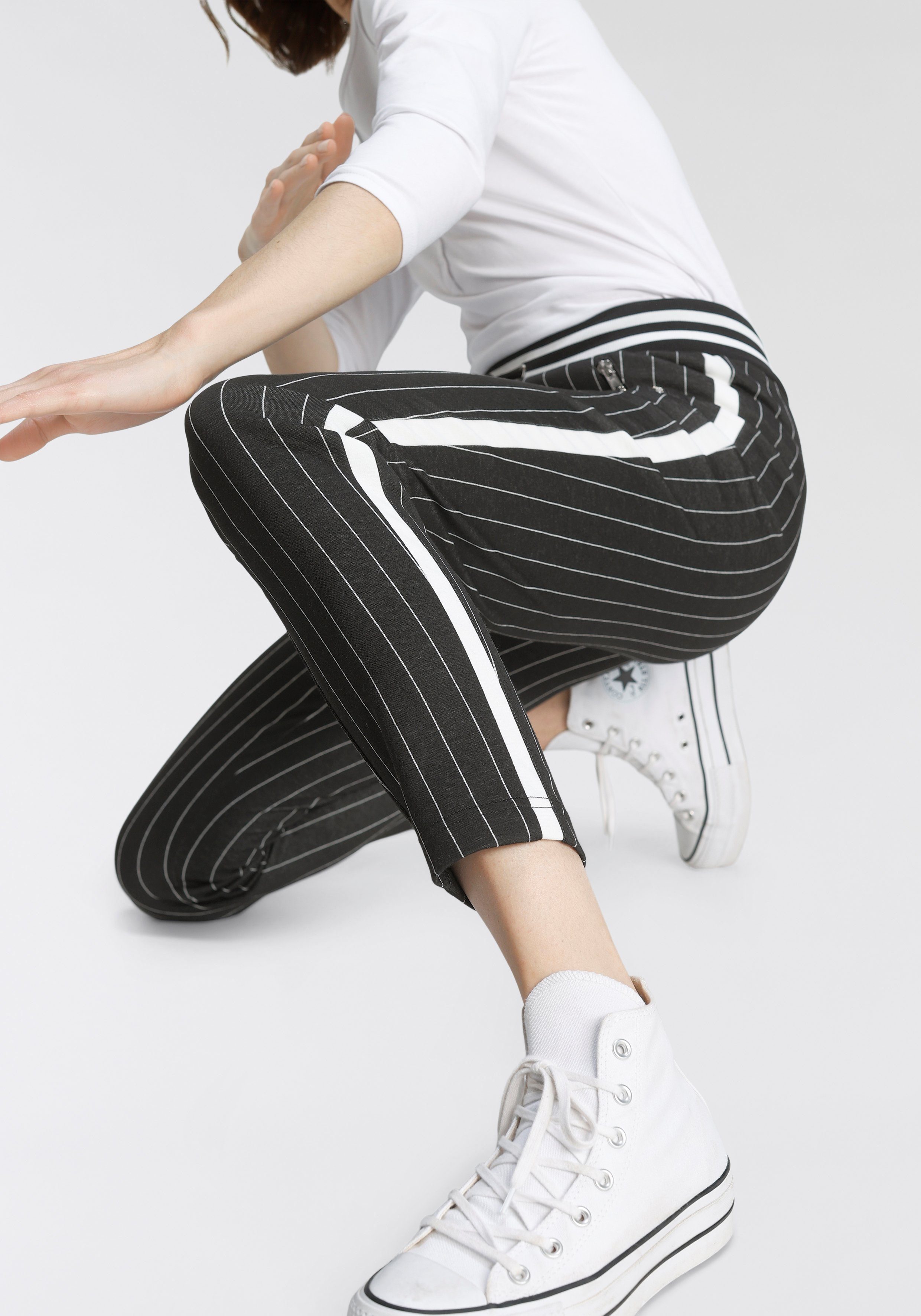 AJC Jogger Pants trendigem gestreift (Hose Material) aus nachhaltigem Retro-Design schwarz im