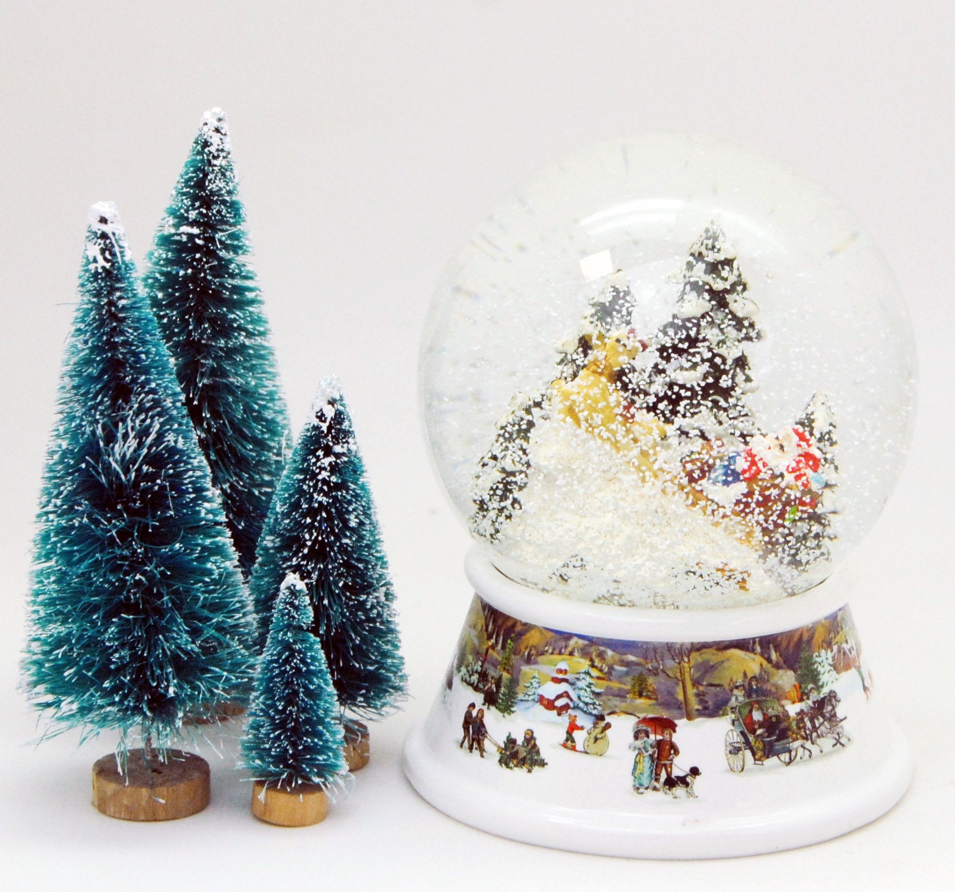 Santa Classic Schneekugel Spieluhr auf MINIUM-Collection Schlitten fährt Line 100mm breit