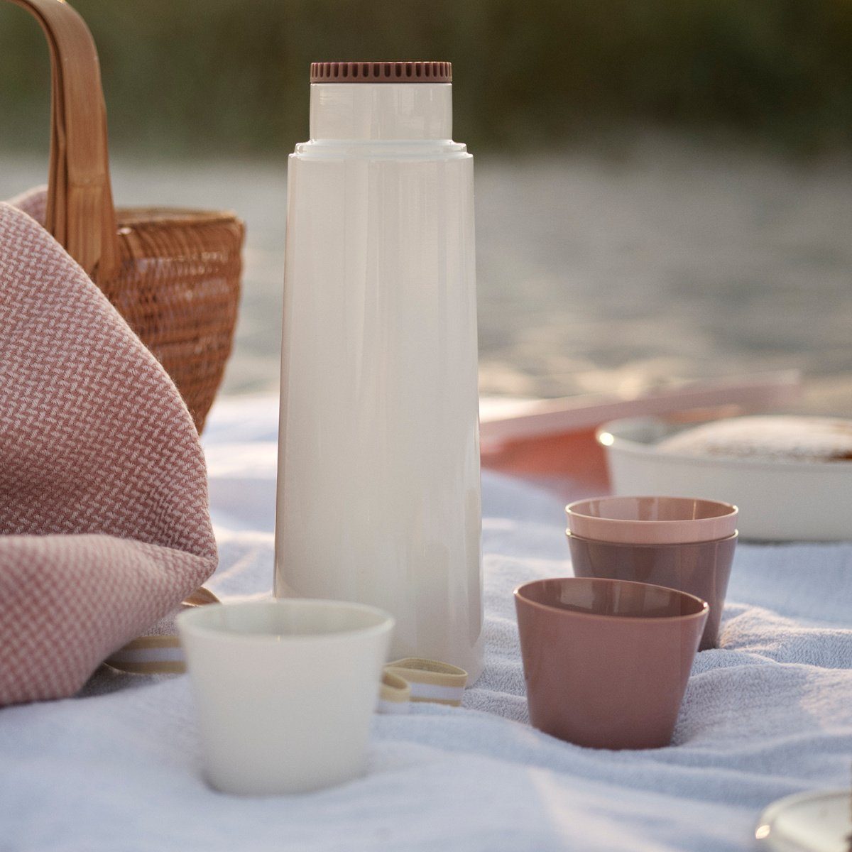 Stelton Isolierkanne Isolierflasche mit Becher PICKNICK, 1.00 l