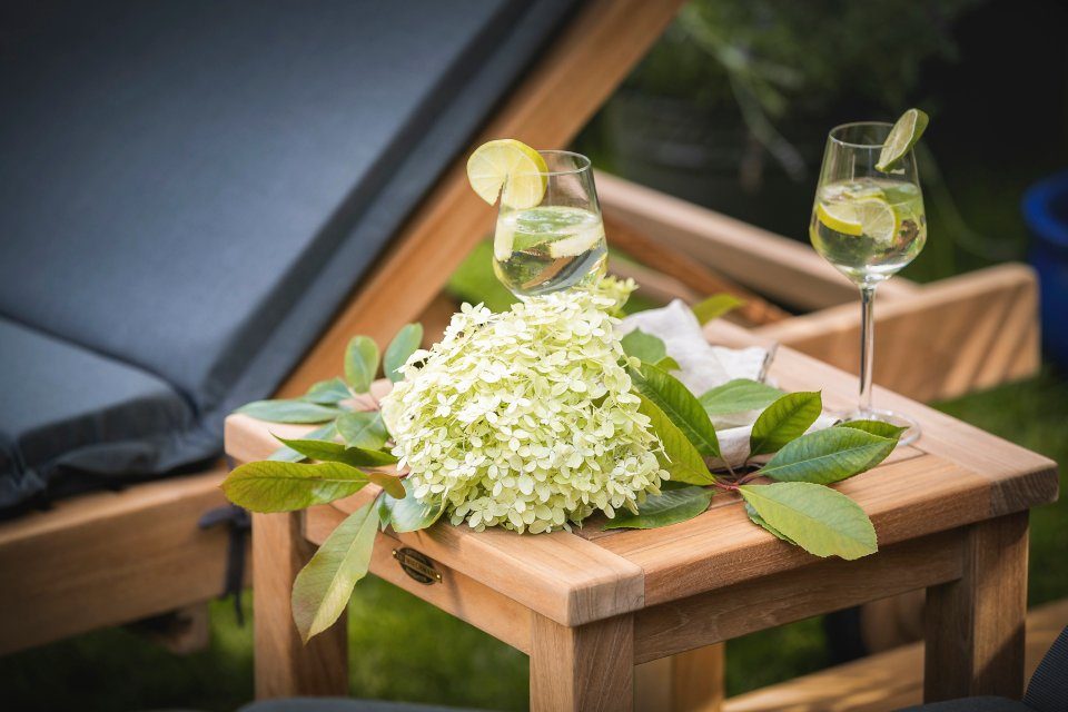 Kai Wiechmann Beistelltisch Teak Balkontisch 40 x 40 cm als wetterfester Ablagetisch, nachhaltiger und unbehandelter Teak Gartentisch