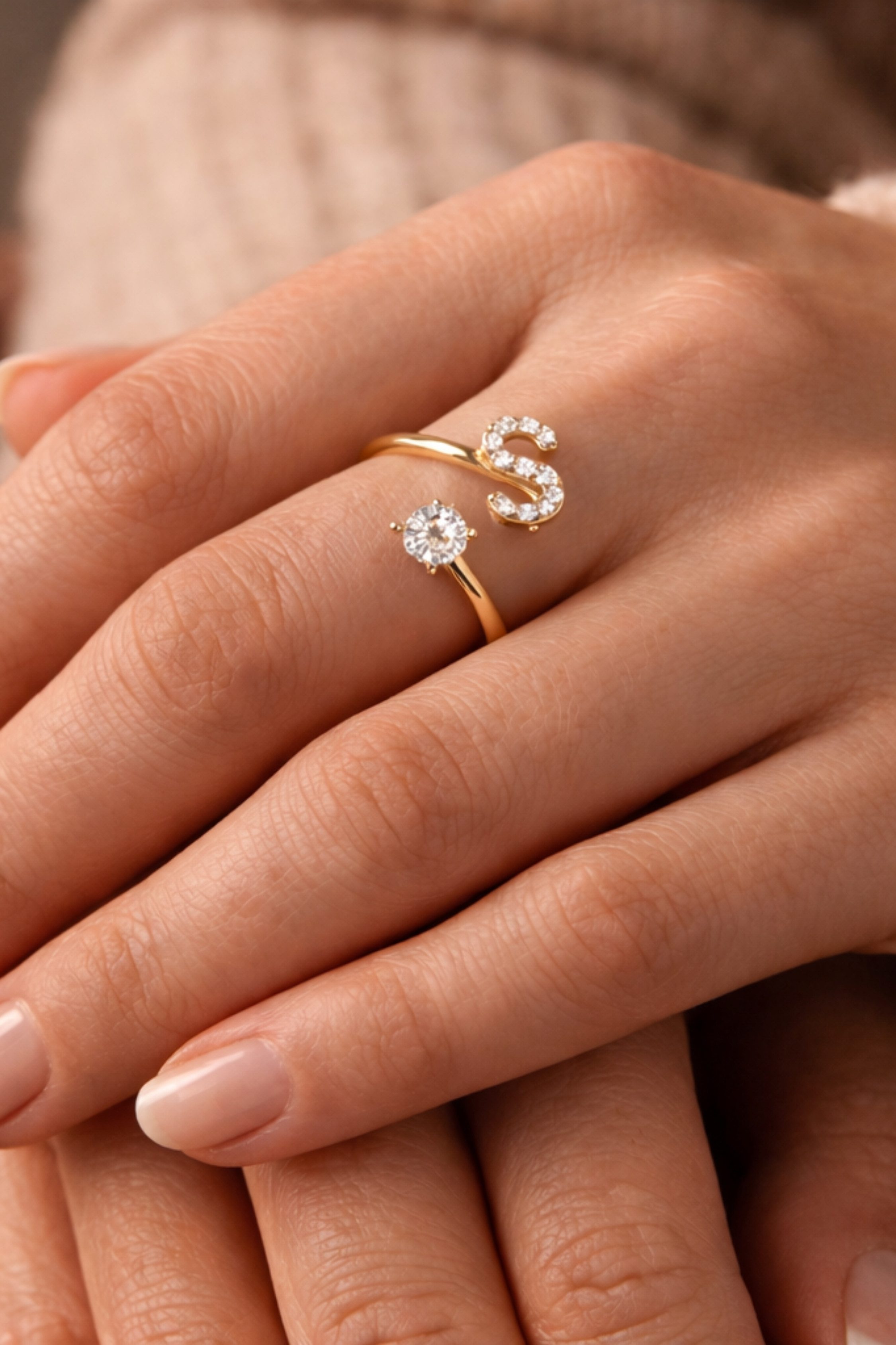 S&T Design Fingerring Buchstaben Ring Damen 14K Gold Vergoldet Silber Verstellbar Wasserfest (Goldring Geschenke für Frauen Freundin Mädchen Schmuck, 1-tlg., Buchstabenring), Damenring langlebigem Edelstahl Verstellbare Größe 50 - 60 Modeschmuck