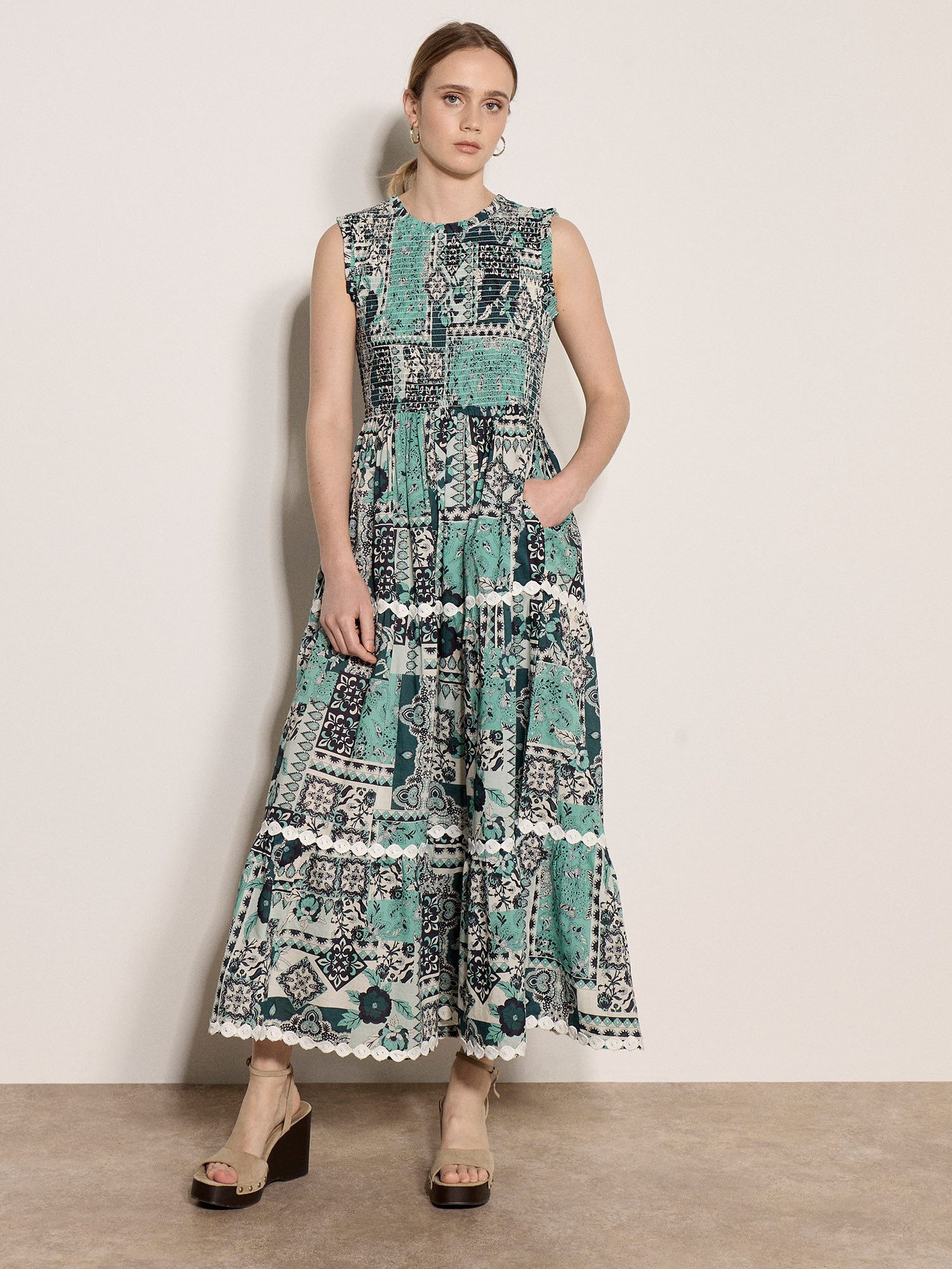 Apricot Maxikleid Druckkleid mit Smokdetails und Rüschen