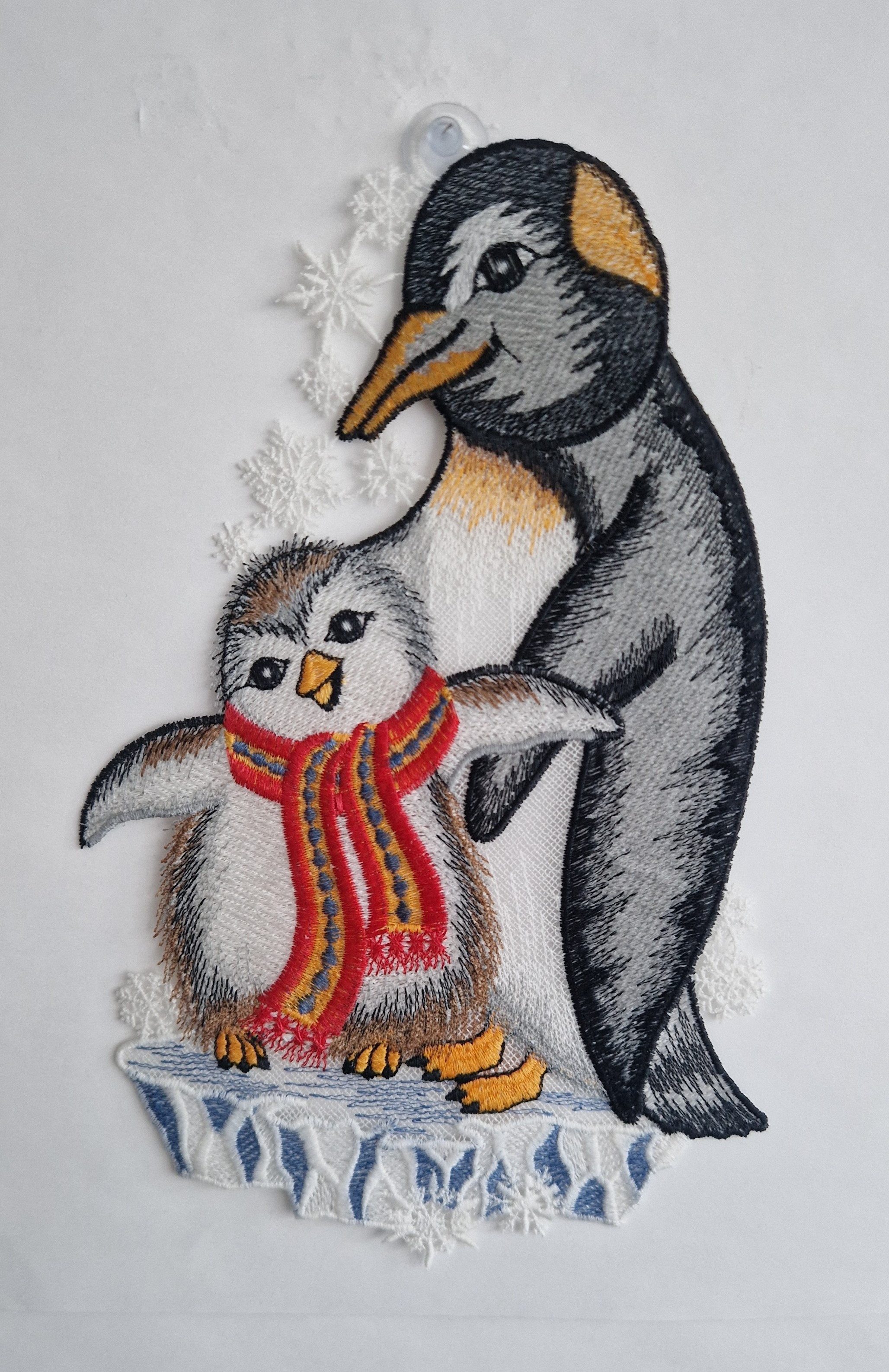 Stickereien Plauen Fensterbild Fensterbild Pinguine, echte Plauener Stickerei