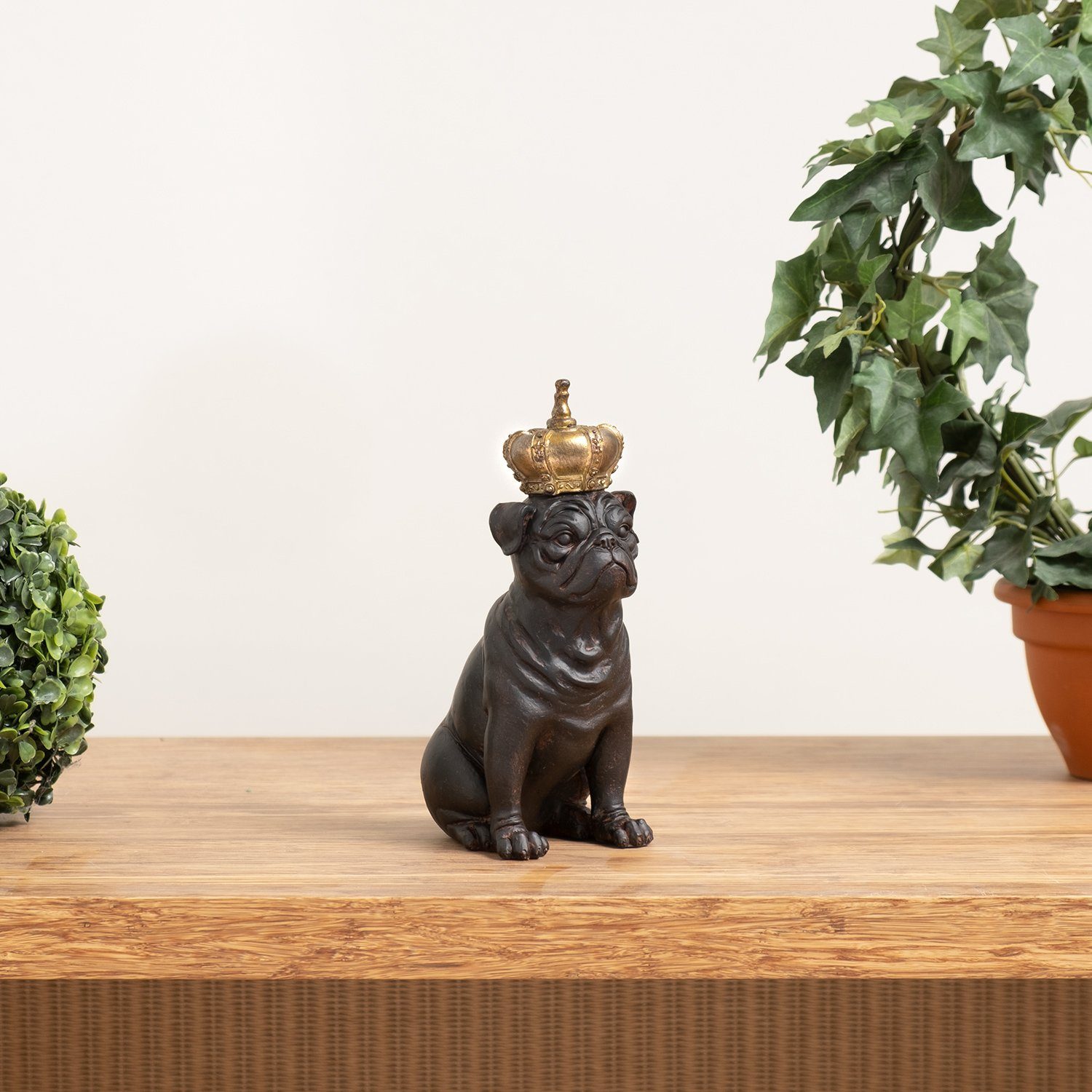 Moritz Dekofigur Deko-Figur Mops aus mit Polyresin, Krone aus Figuren sitz Dekoelement Dekofigur Dekoration Polyresin Hunde-König