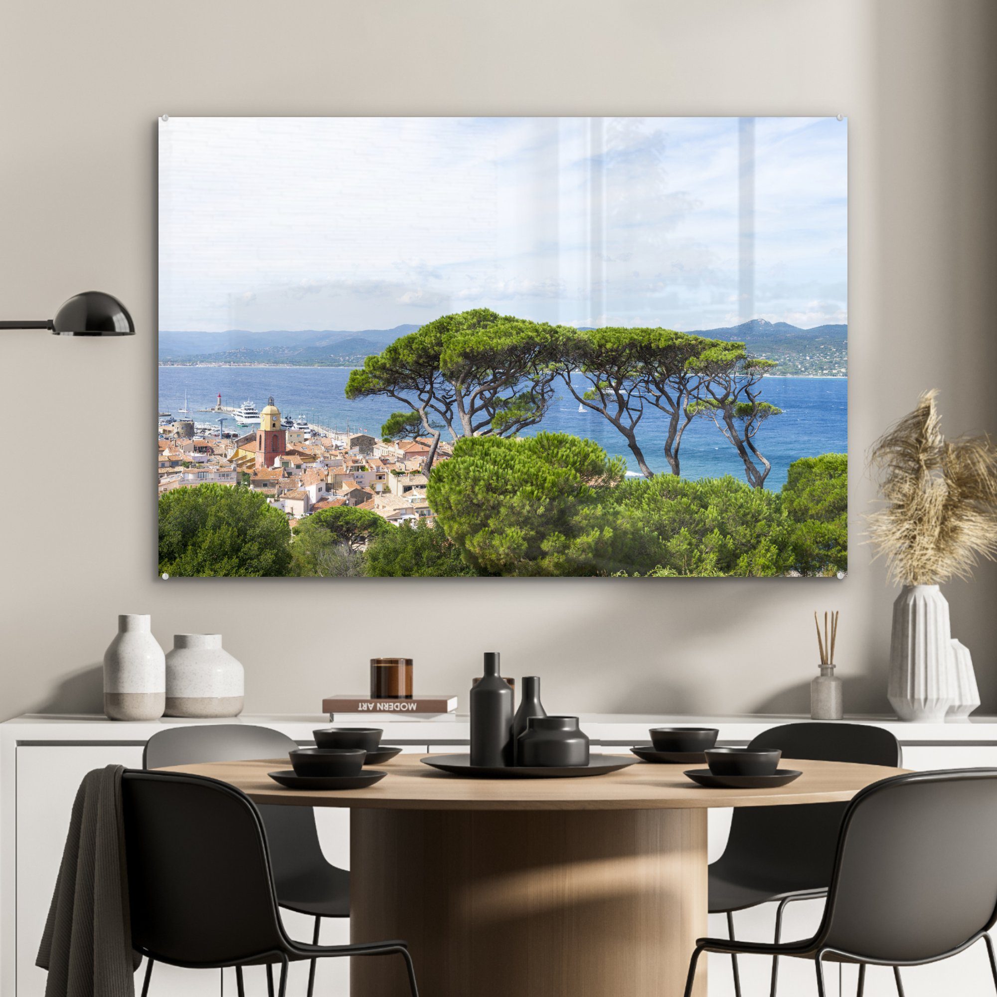 Frankreich, Saint-Tropez St), Acrylglasbilder MuchoWow Wohnzimmer & einer grünen Umgebung Acrylglasbild (1 in in Schlafzimmer