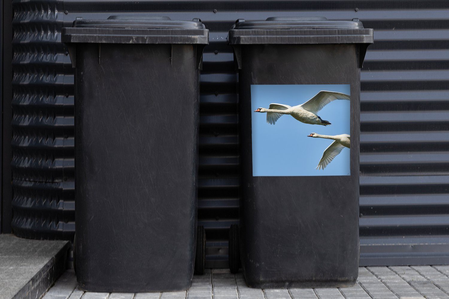 MuchoWow Wandsticker - Mülleimer-aufkleber, Himmel Sticker, Abfalbehälter Blau Mülltonne, (1 Schwan - Container, St), - Vogel