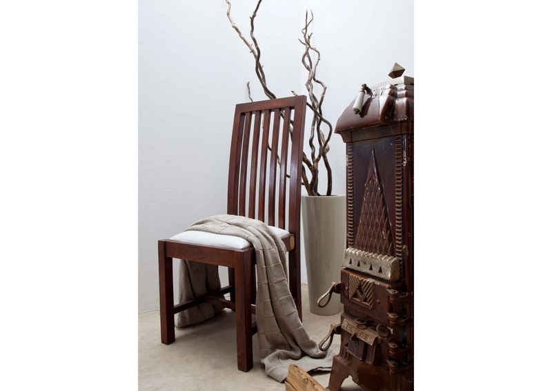 Massivmoebel24 Holzstuhl OXFORD (43x50x109 Akazie montiert, Stuhl aus massiven Akazienholz mit weißem Polster im Landhausstil), hochwertiges Edelholz, authentische Holzadern, aufwendige Schnitzereien und Verzierungen