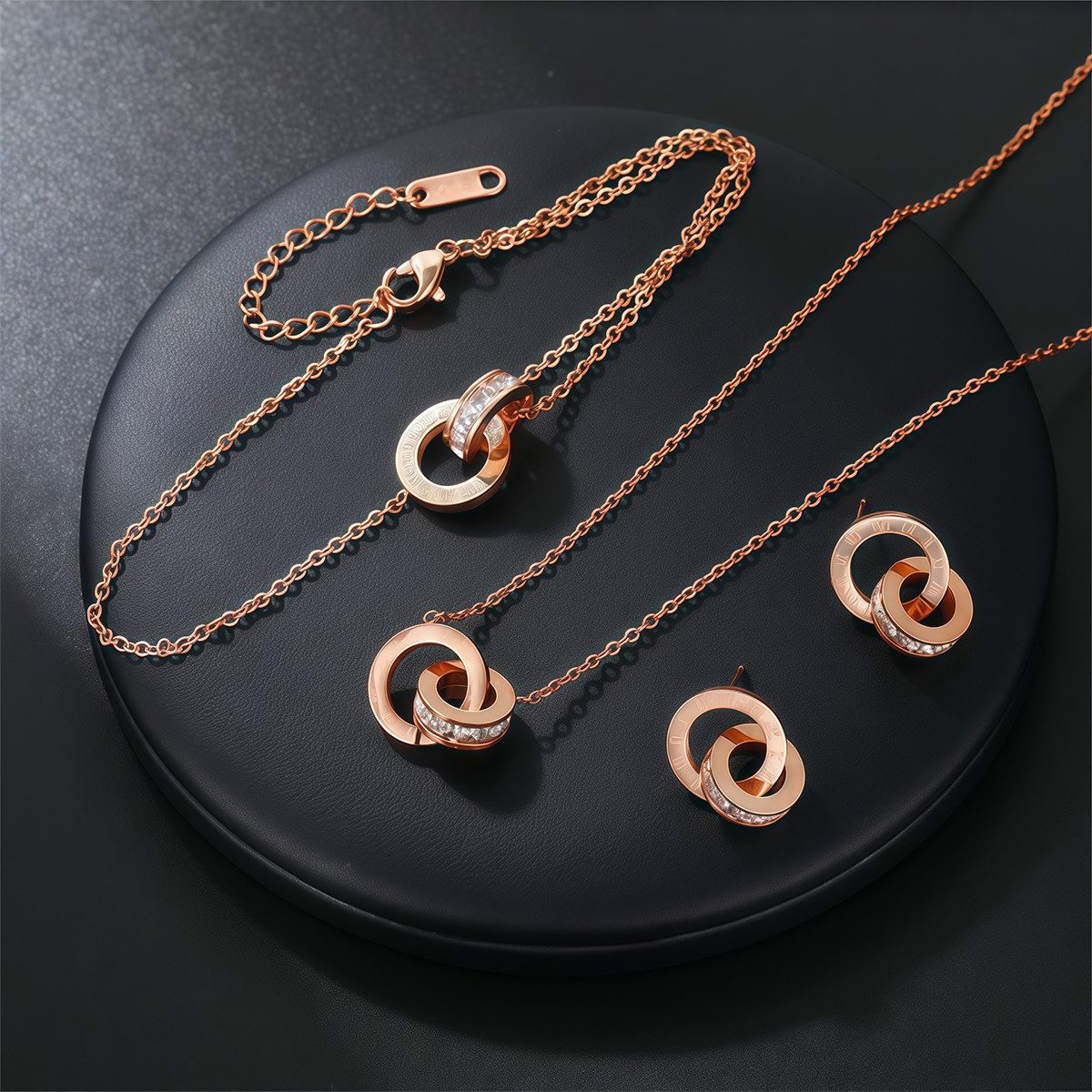 MOPUEA Schmuckset Rosegold Halskette Armband Ohrstecker 3-tlg für Damen und Mädchen (Set, 3-tlg., Perfektes Geschenk für besondere Anlässe), Doppelkreis-Schmuckset mit römischen Ziffern