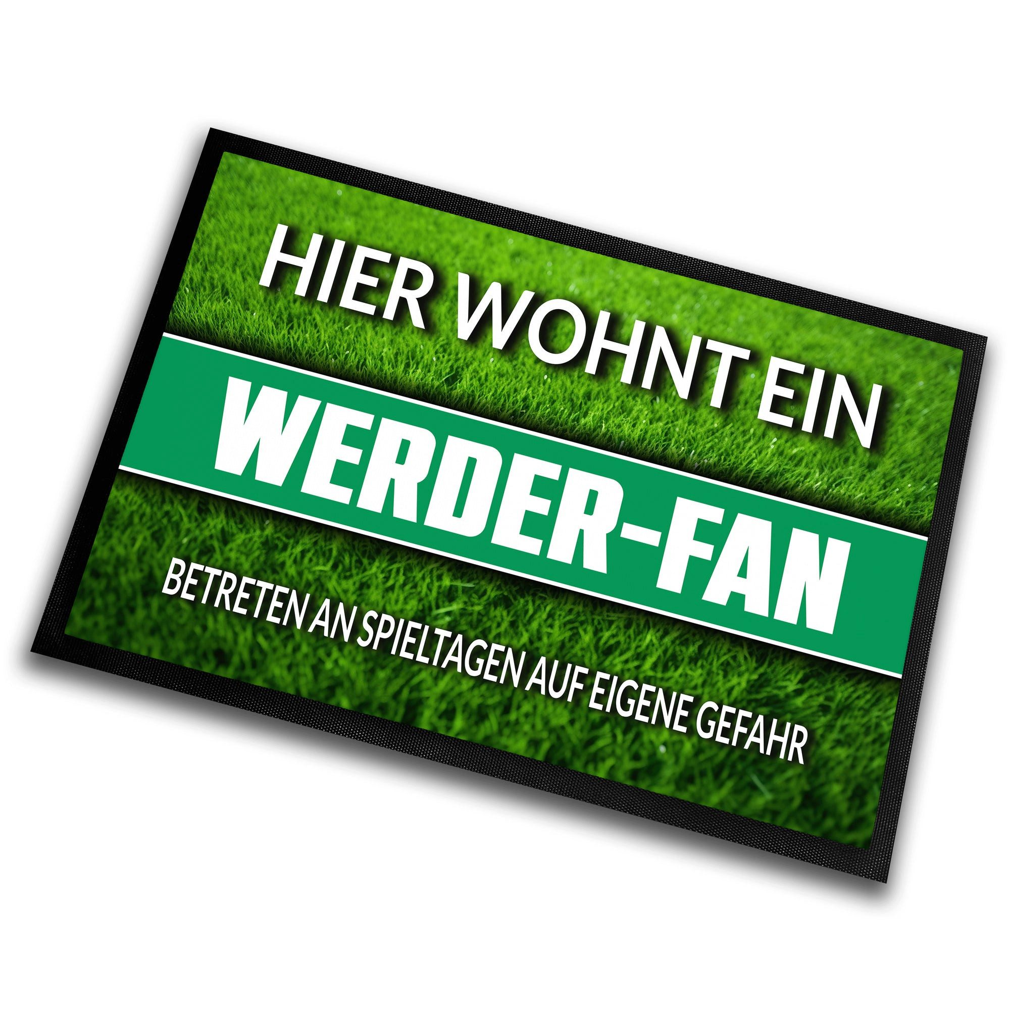 Herzbotschaft Fußmatte Hier wohnt ein Werder Fan - Betreten an Spieltagen auf eigene Gefahr!, Rasenoptik Türmatte für Fußballfans, 60x40cm, für innen und außen