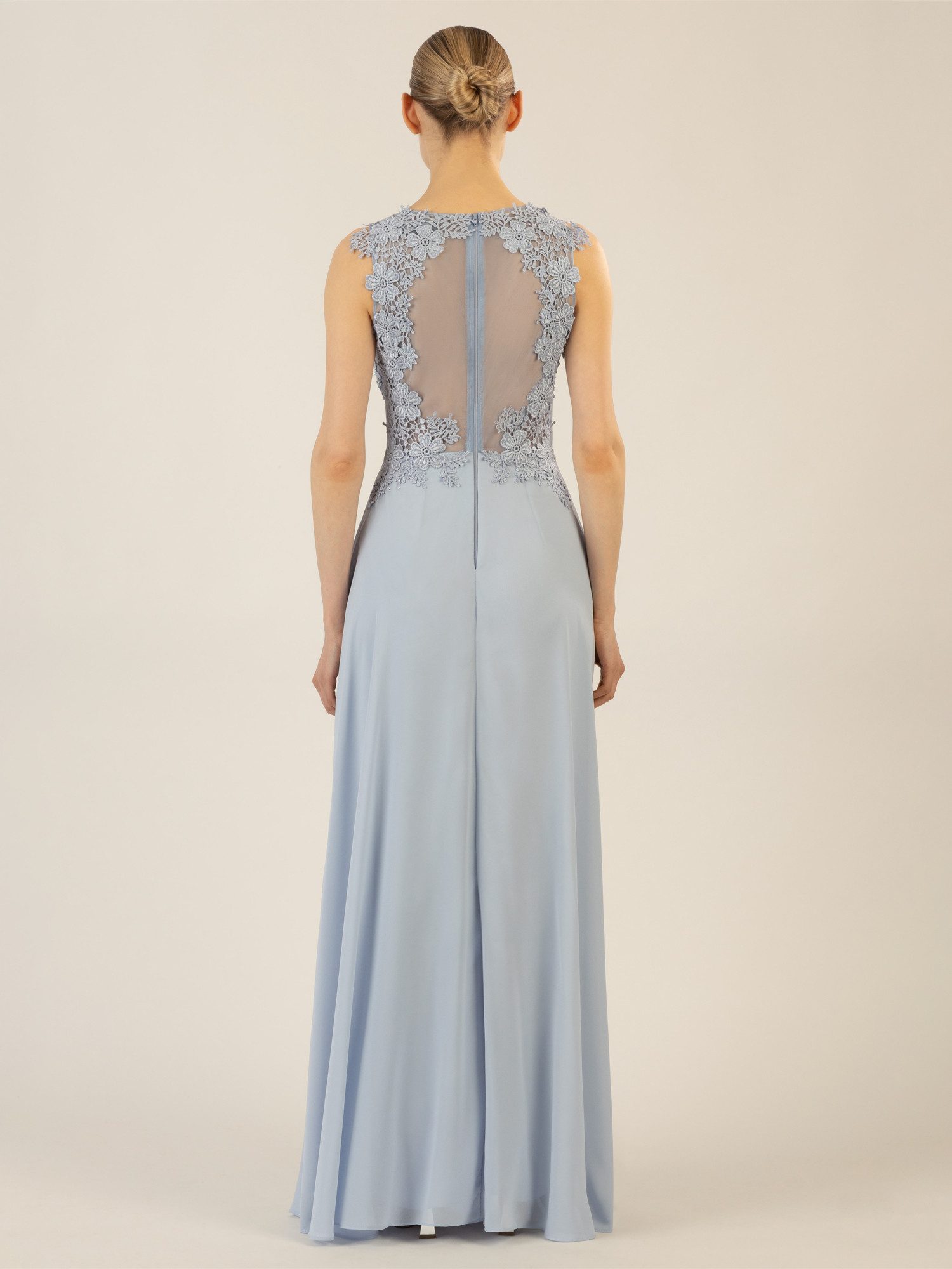 Apart Abendkleid im Materialmix aus bestickter Spitze und Chiffon