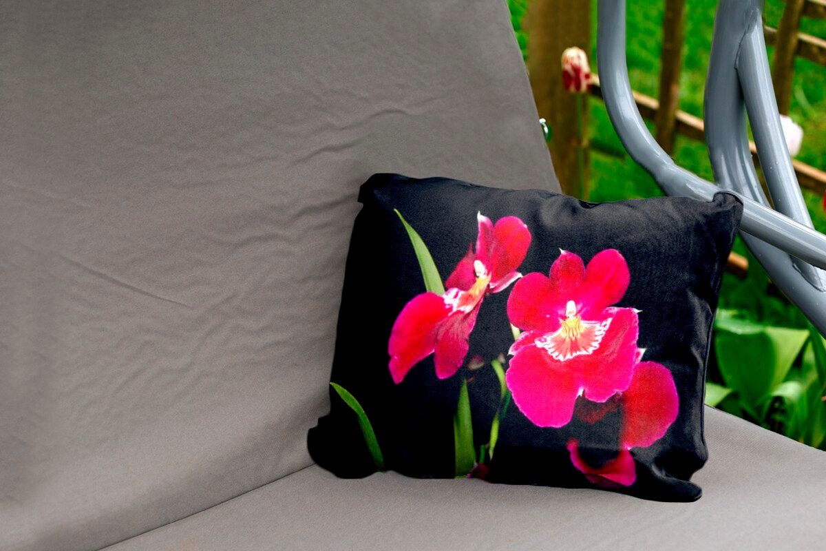 Dekokissen einem schwarzen MuchoWow Hintergrund, Polyester, Dekokissenbezug, Orchideen Rote Kissenhülle Outdoor-Dekorationskissen, vor