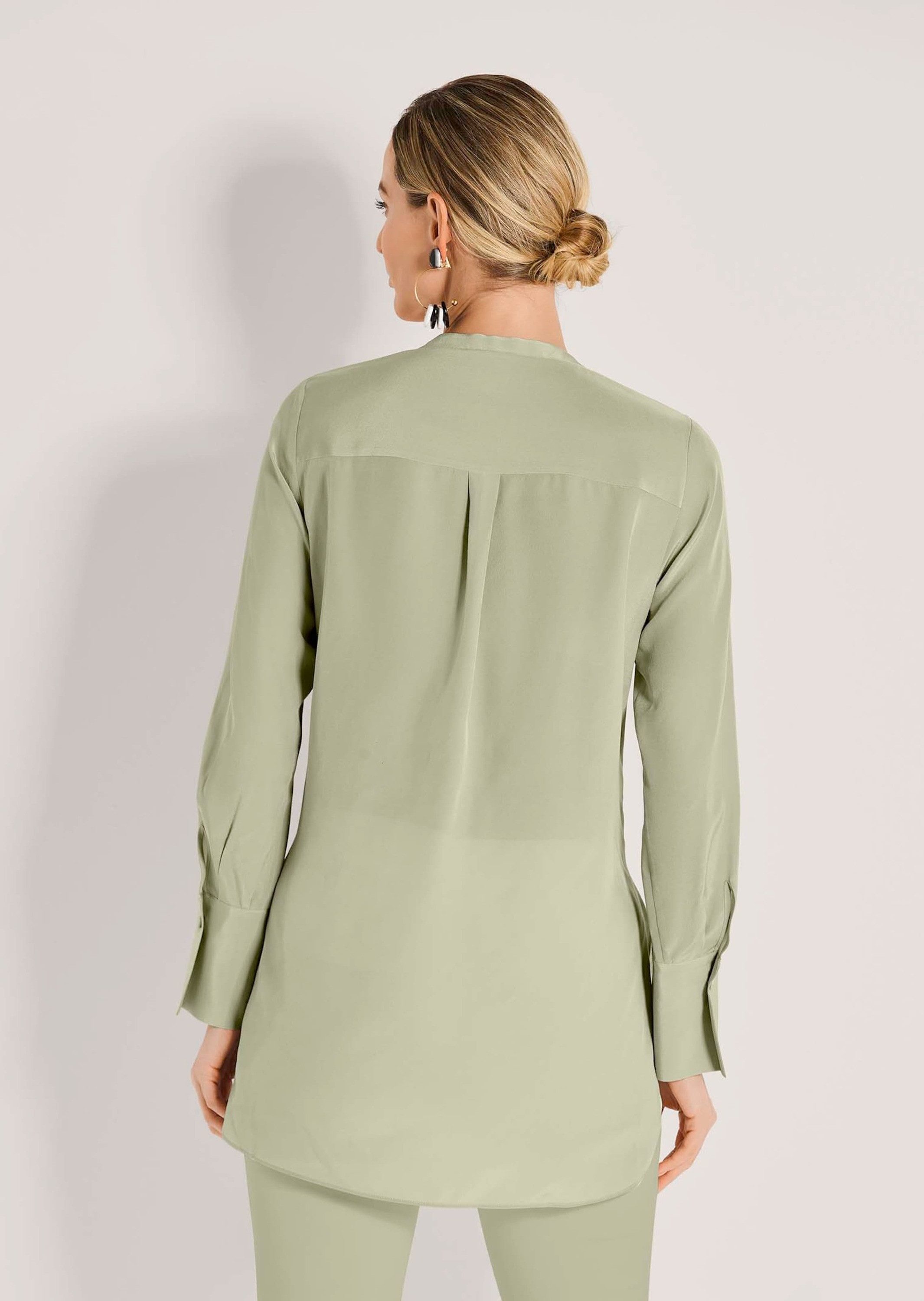 MADELEINE Hemdbluse Luxuriöse Bluse mit kragenlosem Design Hemdbluse mit verdeckter Knopfleiste und langen Ärmeln