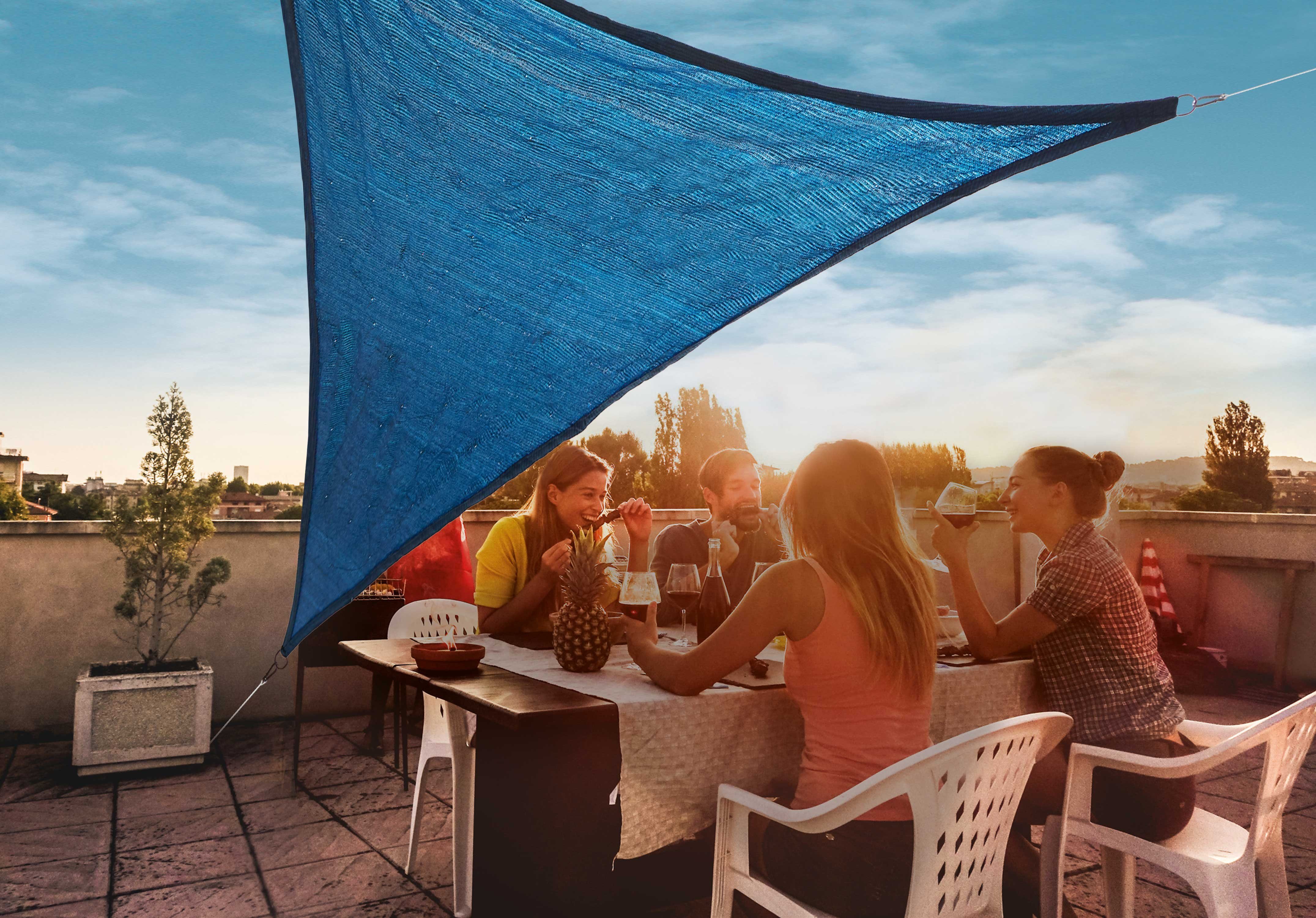 Northpoint Sonnensegel Sonnensegel mit LED Solar Beleuchtung, dreieckig, ca. 3,25x3,25x3m, Polyethylen,mit Lichterkette 110 Leds