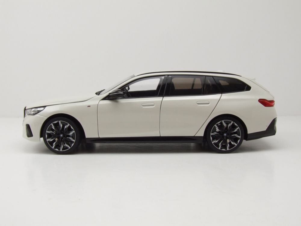 Minichamps Modellauto BMW i5 M60 Touring Kombi 2024 weiß metallic, Maßstab 1:18