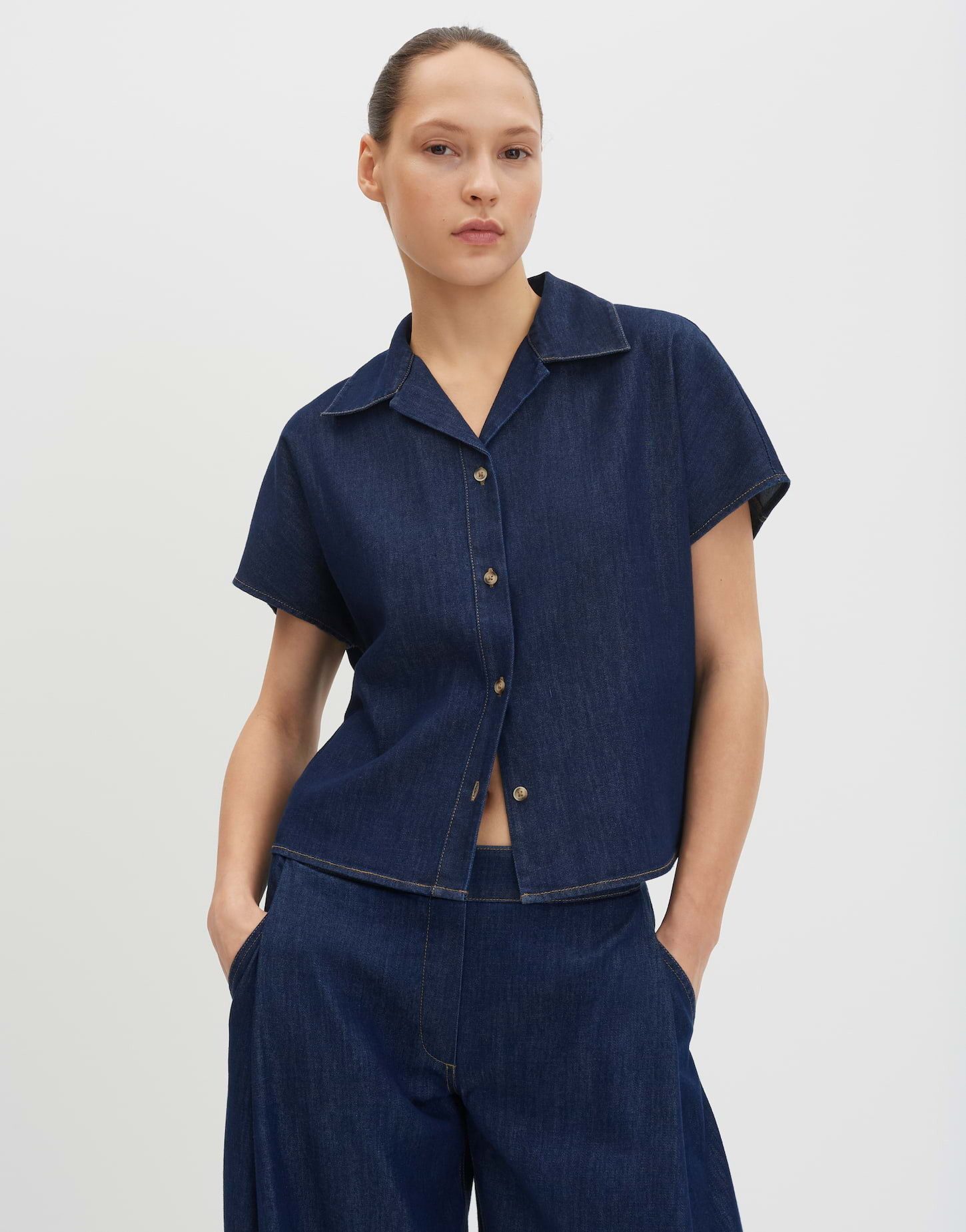 someday Kurzarmbluse Zondra denim aus Denim in Boxy-Passform Mit Knöpfen in Hornoptik als besonderem Akzent