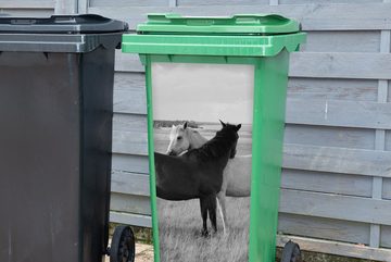 MuchoWow Wandsticker Pferde - Tiere - Porträt - Schwarz-Weiß - Landleben (1 St), Mülleimer-aufkleber, Mülltonne, Sticker, Container, Abfalbehälter