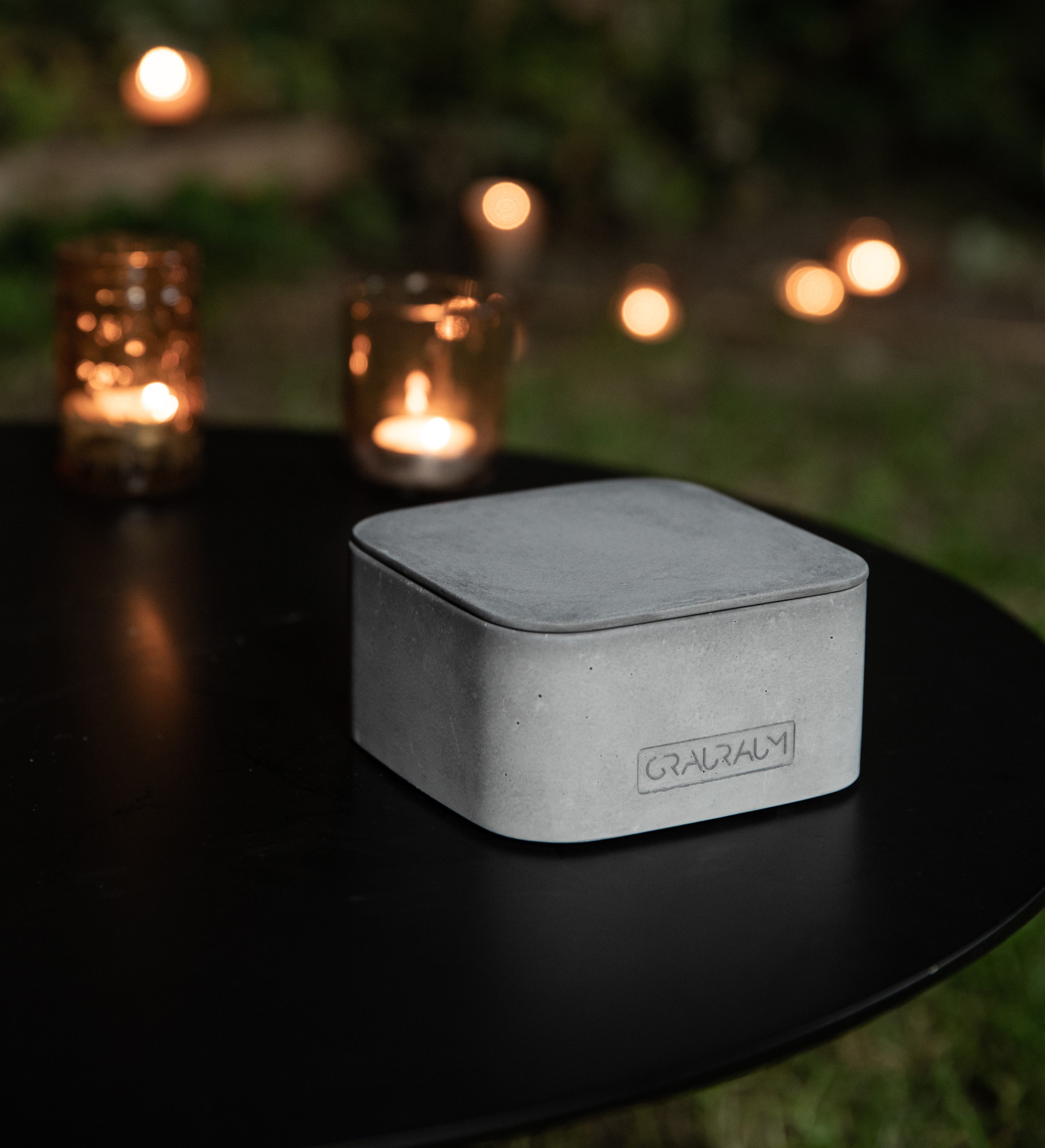 GRAURAUM Outdoorkerze Oskar - Kerzenfresser mit Dauerdocht Tischfeuer (13 x 13 x 8,5cm), nachhaltiges Rapswachs