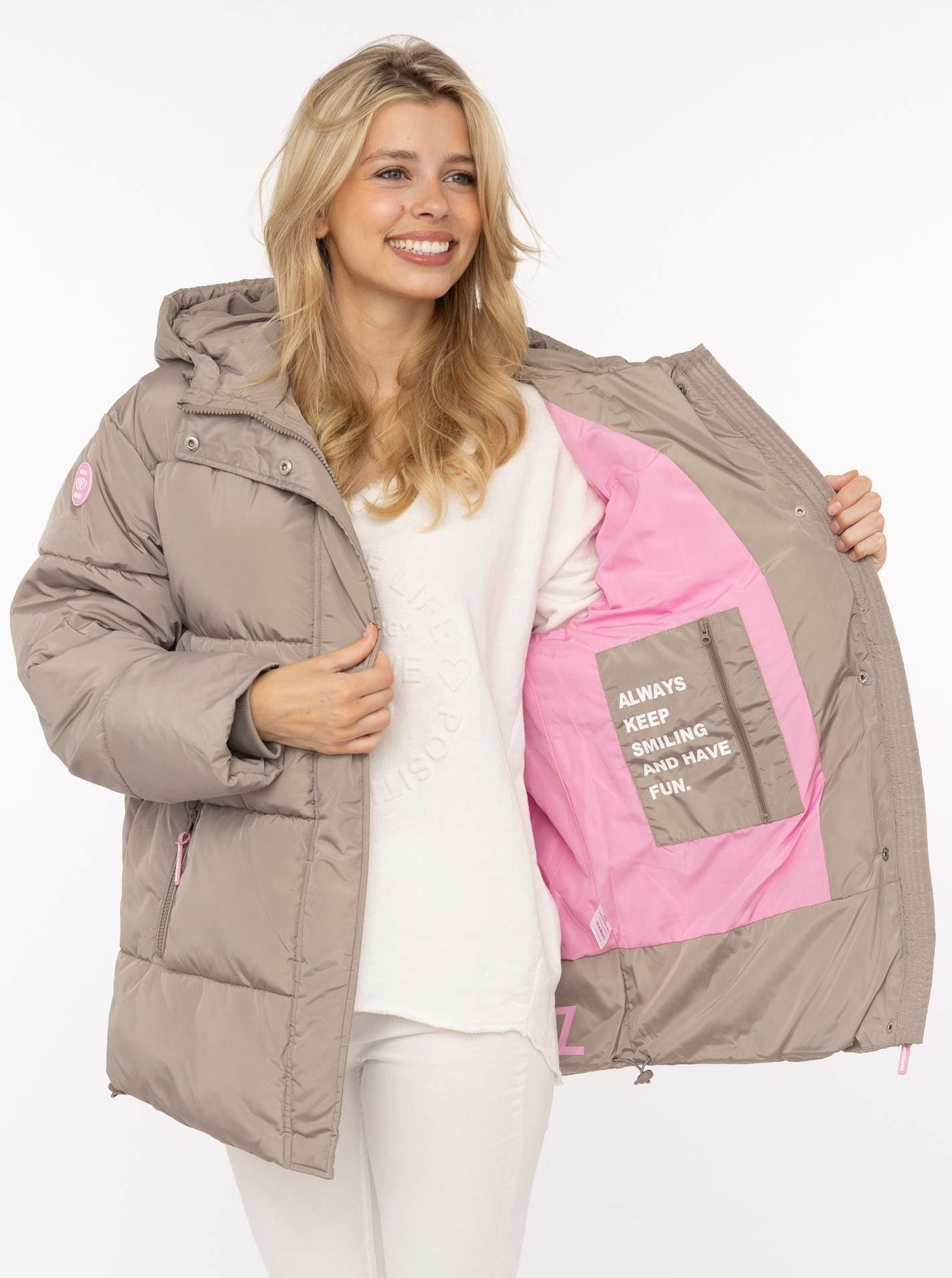 Zwillingsherz Steppjacke „Love More“ Kapuze mit Tunnelzug, verdeckter Reißverschluss, dezente Details – Bild 2 von 5