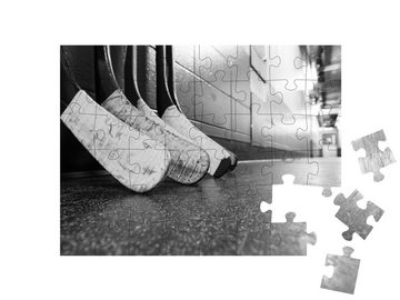 puzzleYOU Puzzle Hockeyschläger auf einem schmutzigen Hallenboden, 48 Puzzleteile, puzzleYOU-Kollektionen Menschen, Eishockey