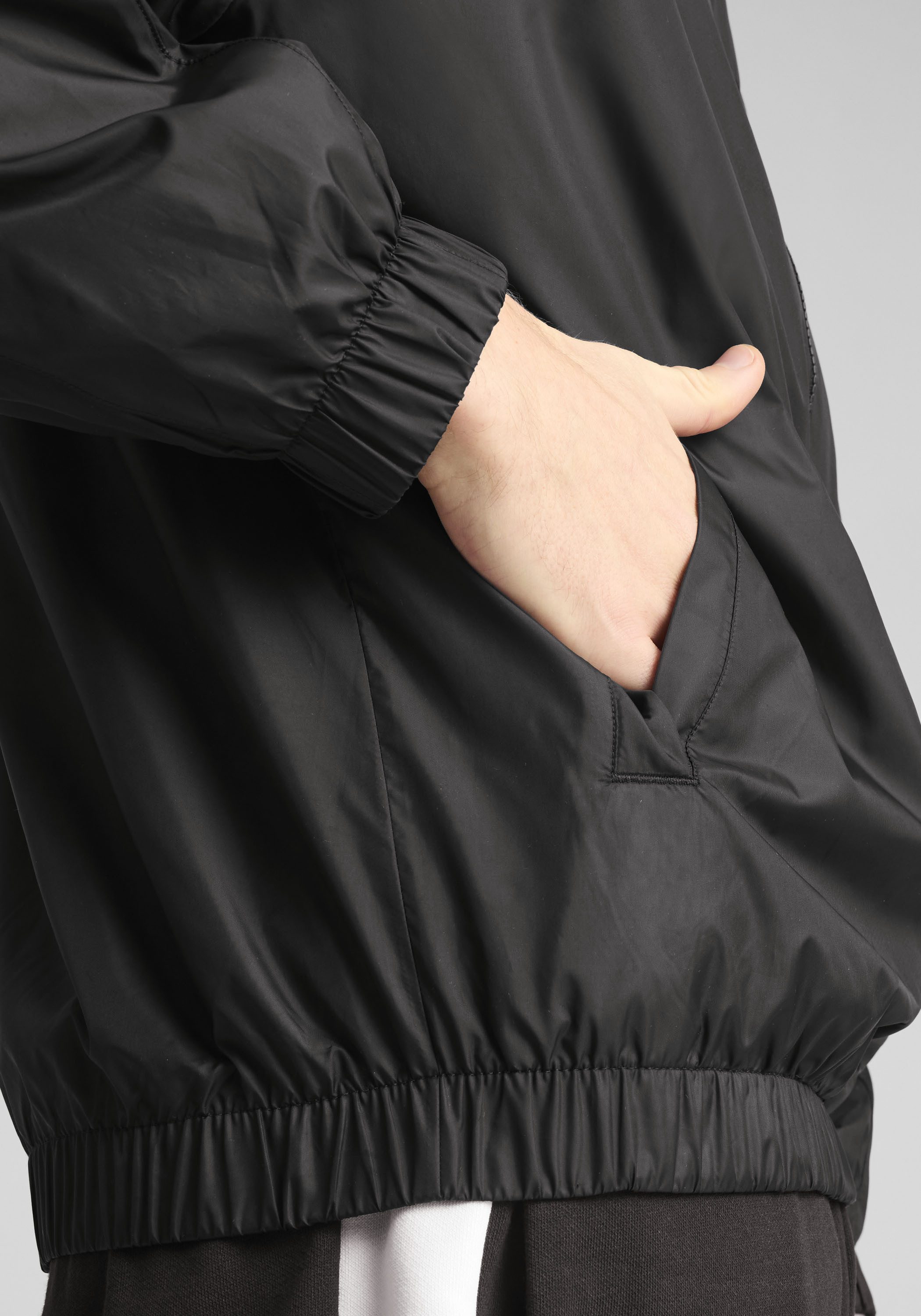 PUMA Windbreaker ESS UV RELAXED WINDBREAKER M mit Kapuze, mit Eingrifftaschen, wärmeisolierend – Bild 4 von 5