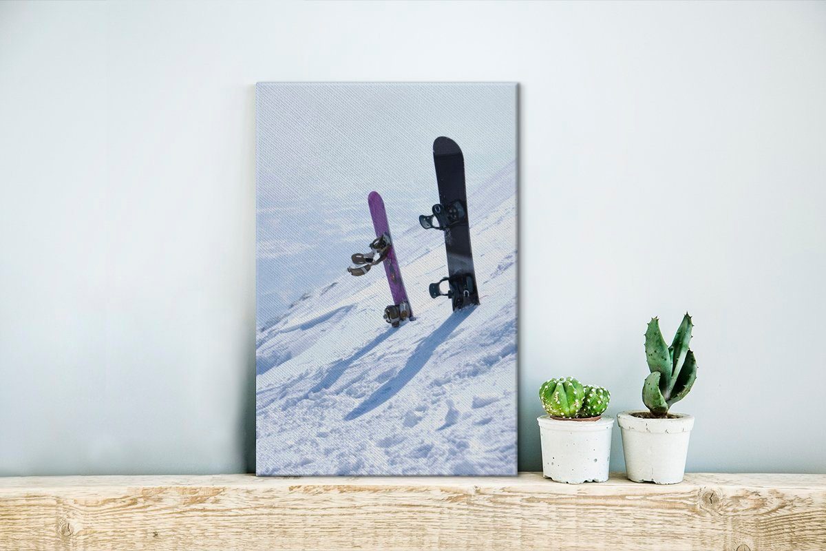 OneMillionCanvasses® Leinwandbild Zwei stehen fertig bespannt Leinwandbild Zackenaufhänger, Gemälde, St), in (1 cm Snowboards dicken Schneedecke, inkl. 20x30 einer aufrecht