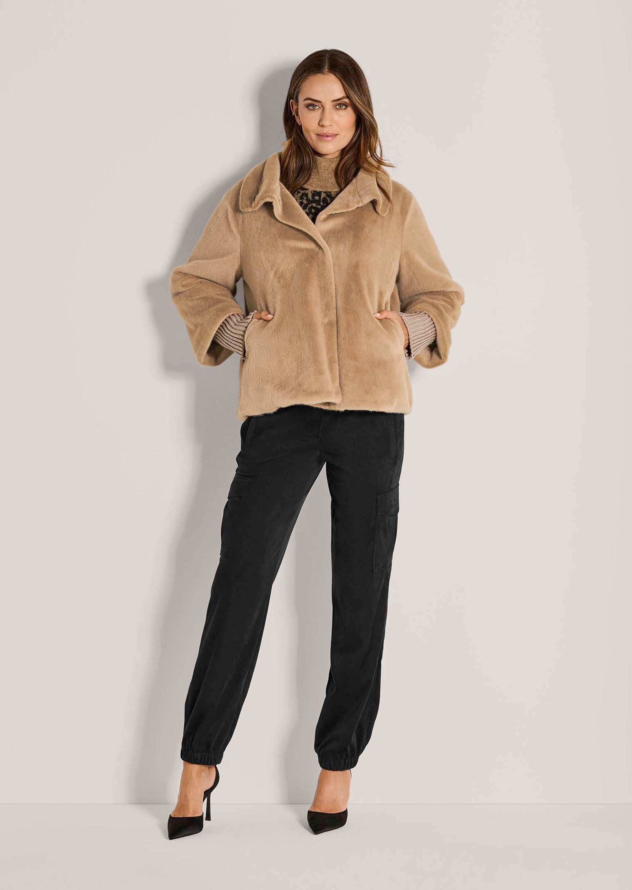 MADELEINE Outdoorjacke Elegante Damenjacke in Felloptik Modische Webpelz-Jacke mit Stehkragen, Langarm und Rippstrickbund