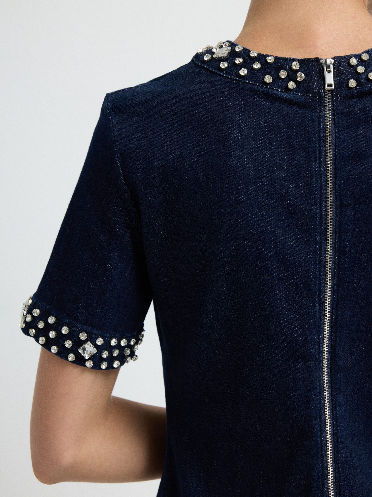 adL Minikleid Kurzärmeliges Kleid mit Schmuckdetails – Bild 5 von 5