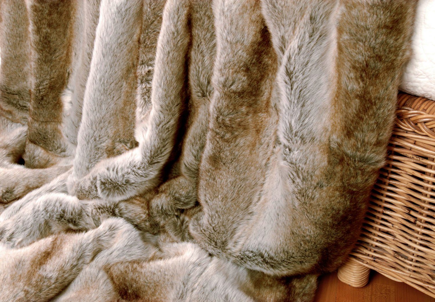 Wohndecke Felldecke (Kunstfell) Kuscheldecke Tagesdecke "Wolf hell gestreift", Wohnen und Accessoires GmbH & Co. KG, Felloptik – Bild 5 von 5
