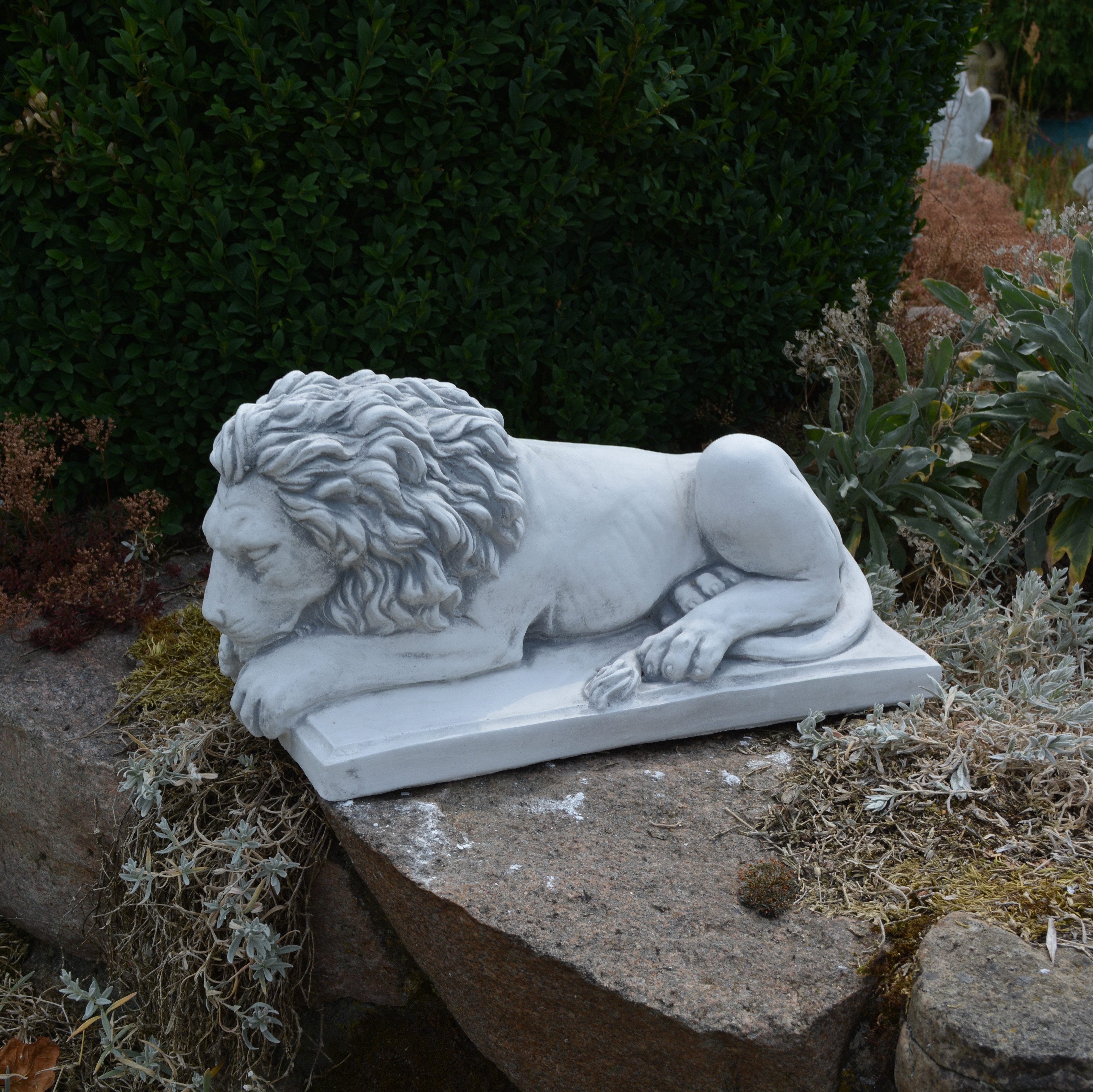 gartendekoparadies.de Gartenfigur Liegender Löwe – Kopf geradeaus gerichtet, H. 20 cm, 18 kg, Frostsicher