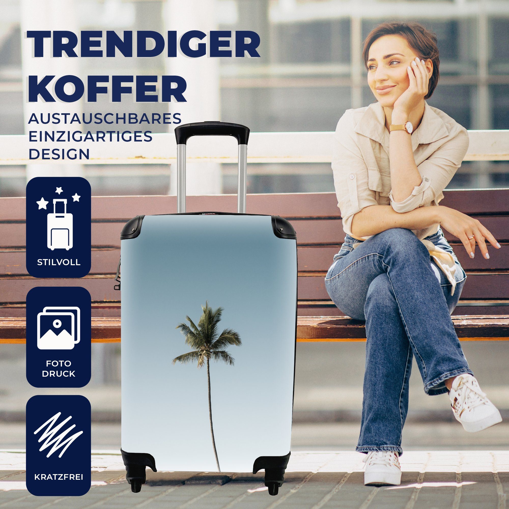 vor Einsame mit Handgepäckkoffer Rollen, rollen, Himmel, Reisekoffer für Reisetasche Palme Handgepäck 4 blauem Ferien, Trolley, MuchoWow