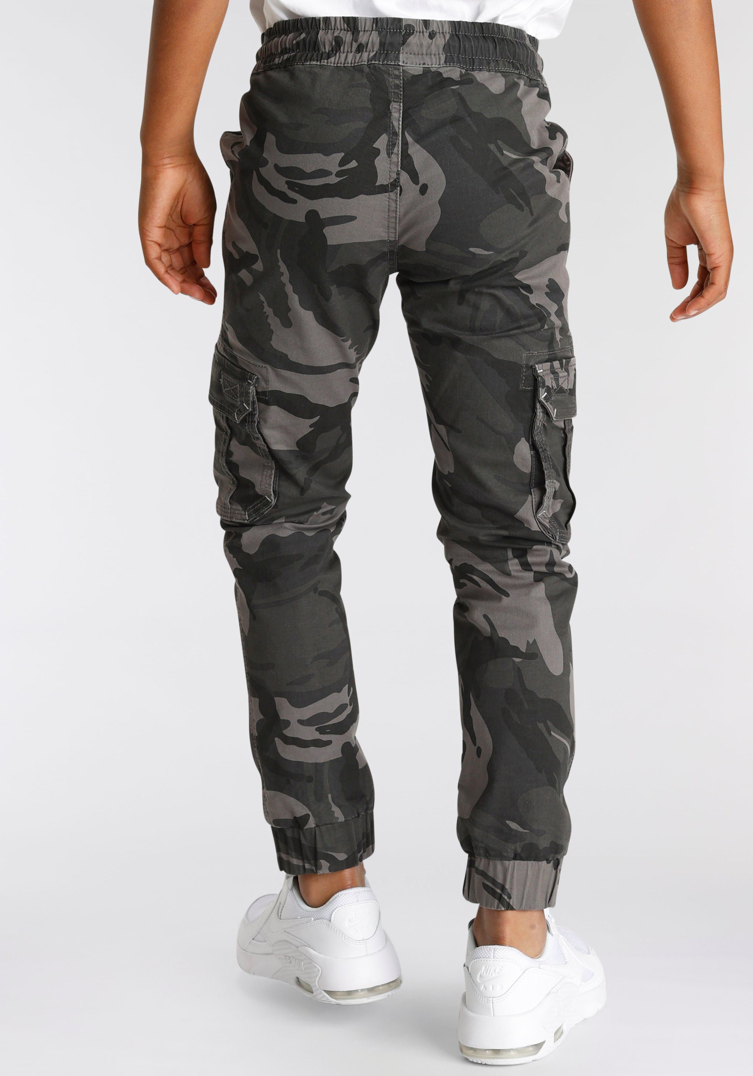 KIDSWORLD Cargohose in coolen Tarnfarben, mit lässigen Cargotaschen