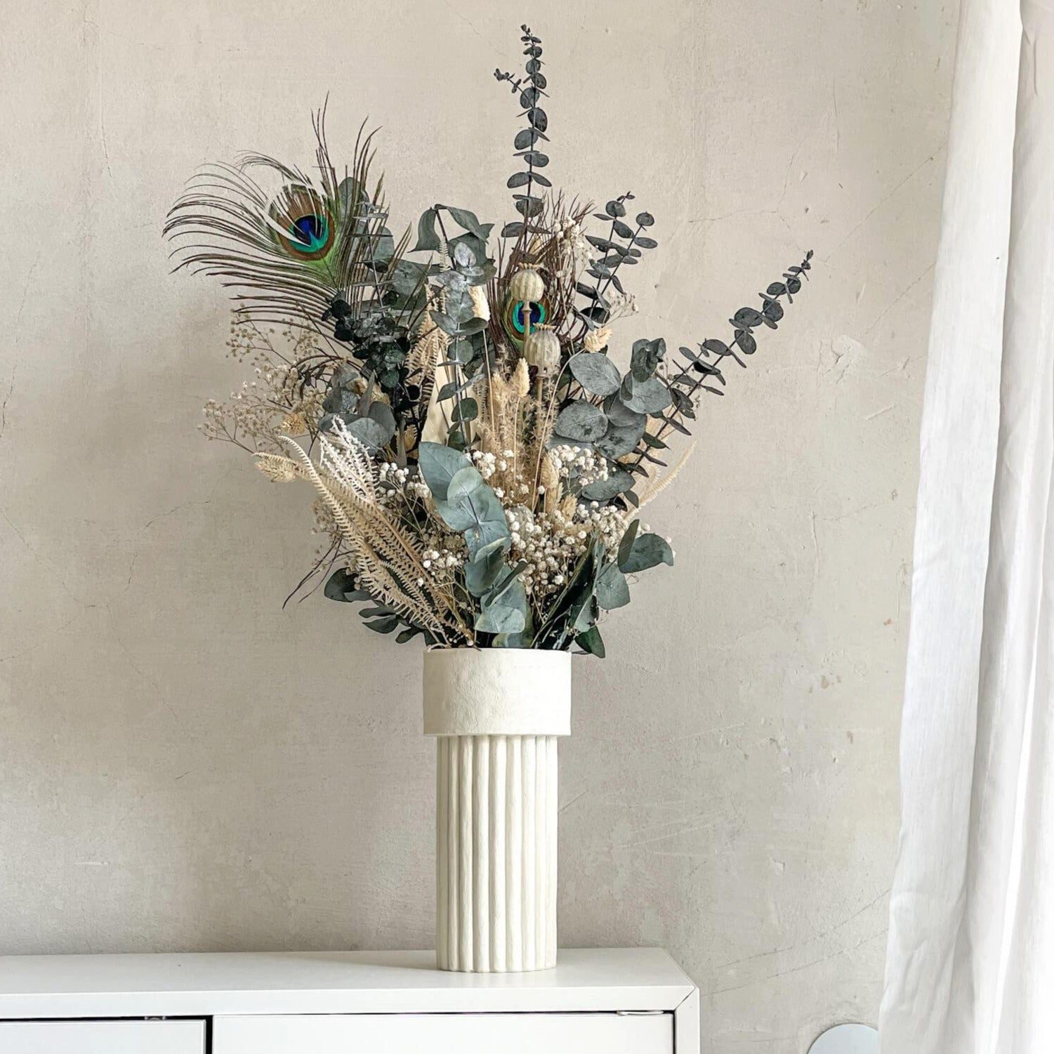Trockenblume Bohemian Love: Brautstrauß aus Trockenblumen Eukalyptus, Pfauenfeder, Mohnkapseln, Schleierkraut, Farn, Palmspeer, Phalaris, Reedgras, LYKKE & You