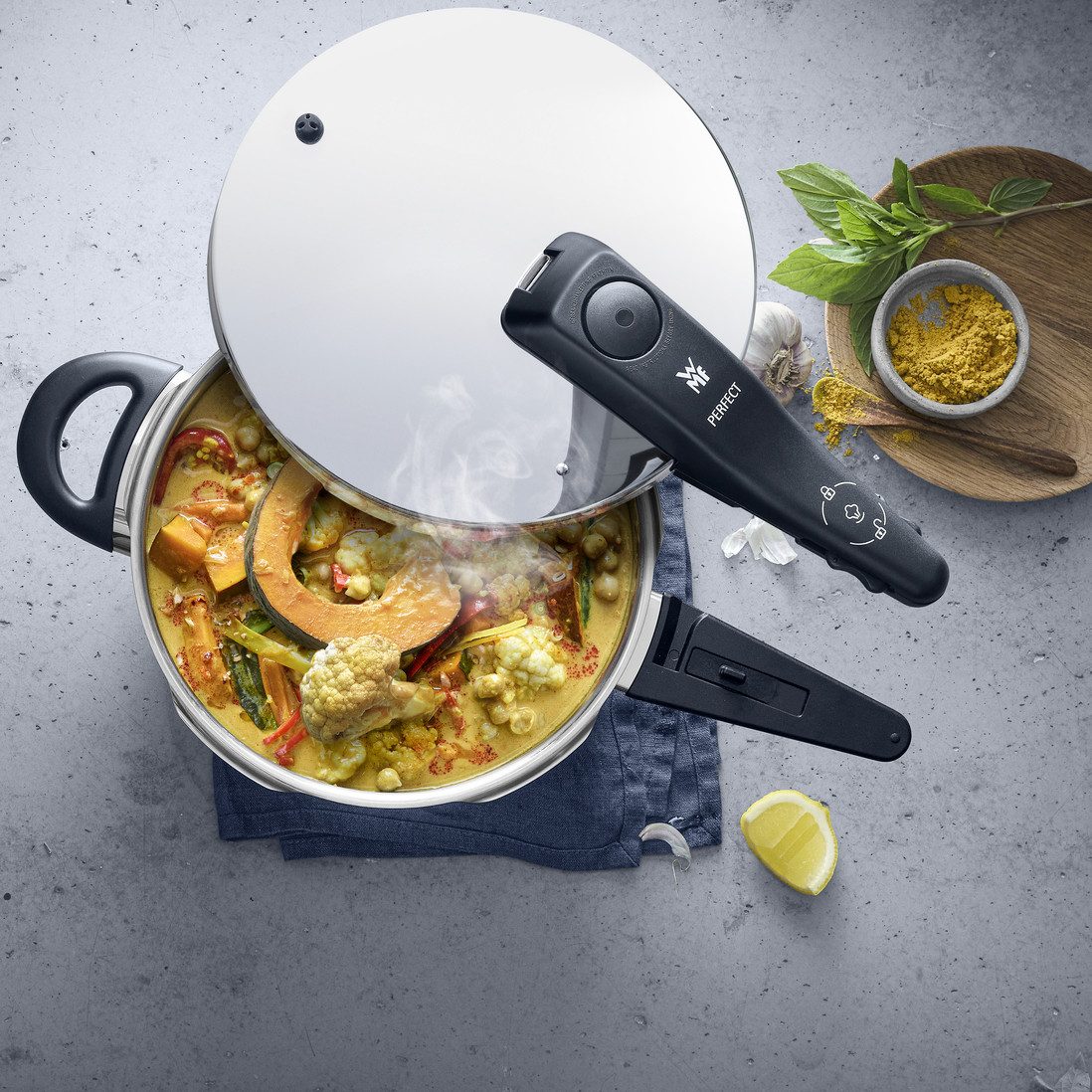 WMF Schnellkochtopf Perfect One Pot, Dampfkochtopf Induktion 4,5l + 3l, großes Kochsignal, Cromargan® Edelstahl Rostfrei 18/10 (Set, 2-tlg., 1x Schnellkochtopf 4,5 I mit Deckel und 1x Schnellbratpfanne 3,0 l), Abnehmbarer Deckelgriff, für alle Herdarten geeignet, 2 Kochstufen