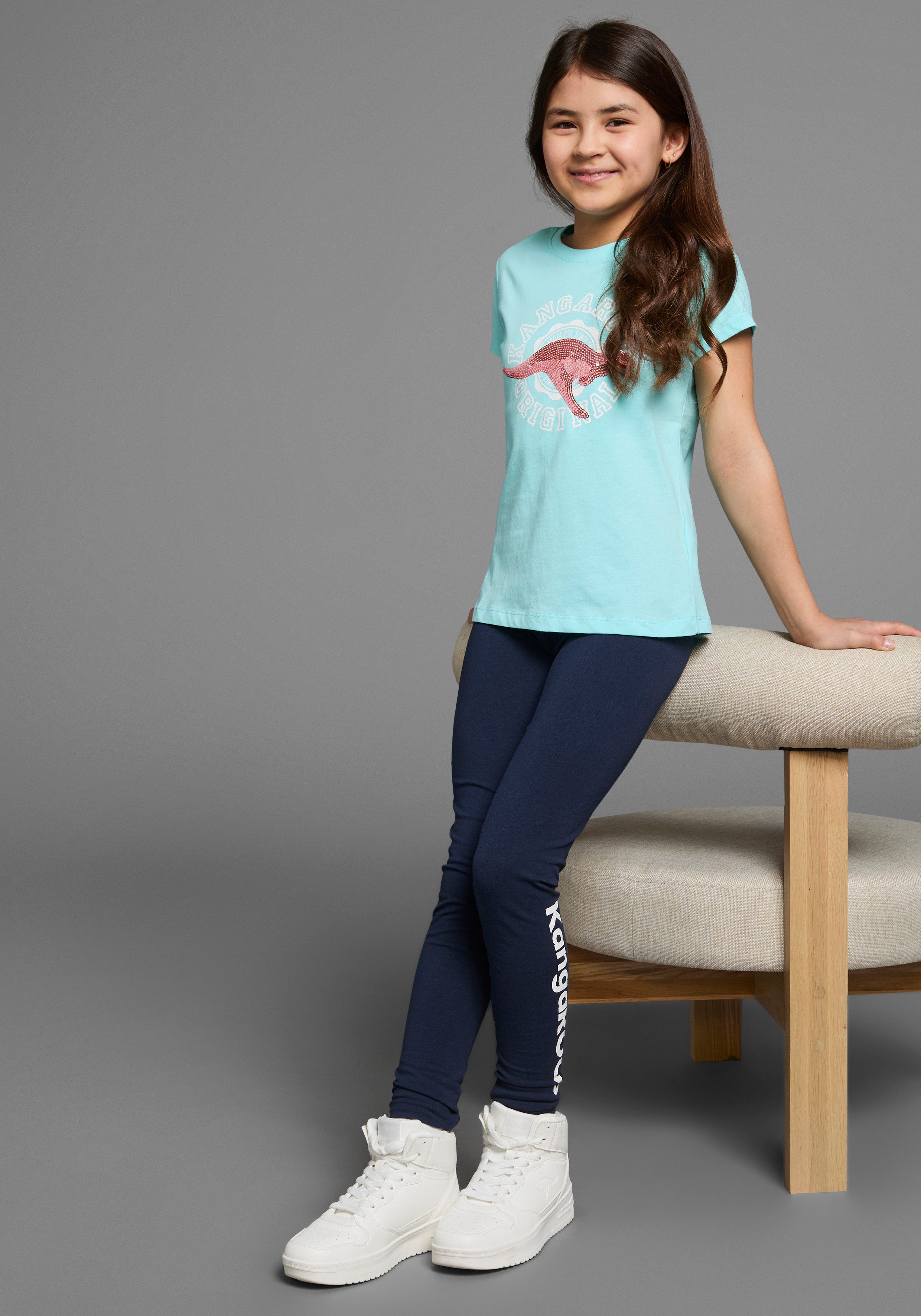 KangaROOS T-Shirt mit Paillettenapplikation Kurzarm, taillierter Schnitt, mit Logodruck und Pailletten – Bild 4 von 5