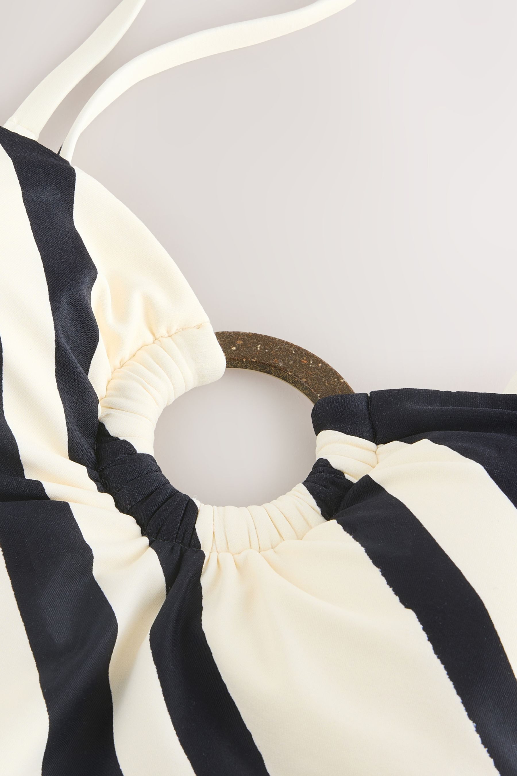 Next Badeanzug Figurformender Bandeau-Badeanzug mit Metalldetails (1-St)