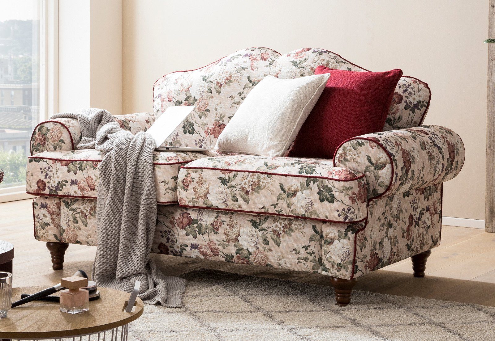 Furn.Design Sofa Elita, 2-Sitzer in beige mit Blumenmuster, Landhausstil, mit Bonell Federkern