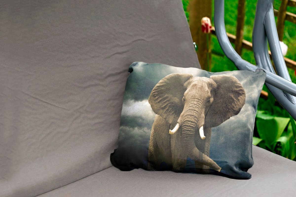 MuchoWow Dekokissen Afrikanischer Outdoor-Dekorationskissen, Elefant Wolken, die dunklen gegen Kissenhülle Dekokissenbezug, Polyester
