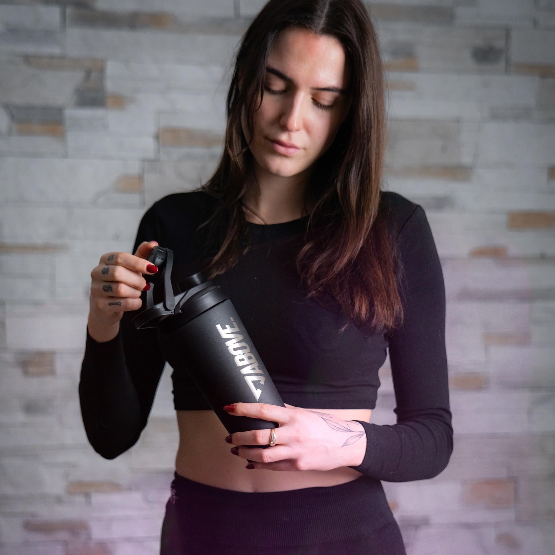 ABOVE. Protein Shaker 750ml – BPA-frei & isolierend: hält Shakes 12H eiskalt, (Integrierte Skala & 100% auslaufsicherer Deckel), Robust & langlebig – spülmaschinengeeignet bis 45°C