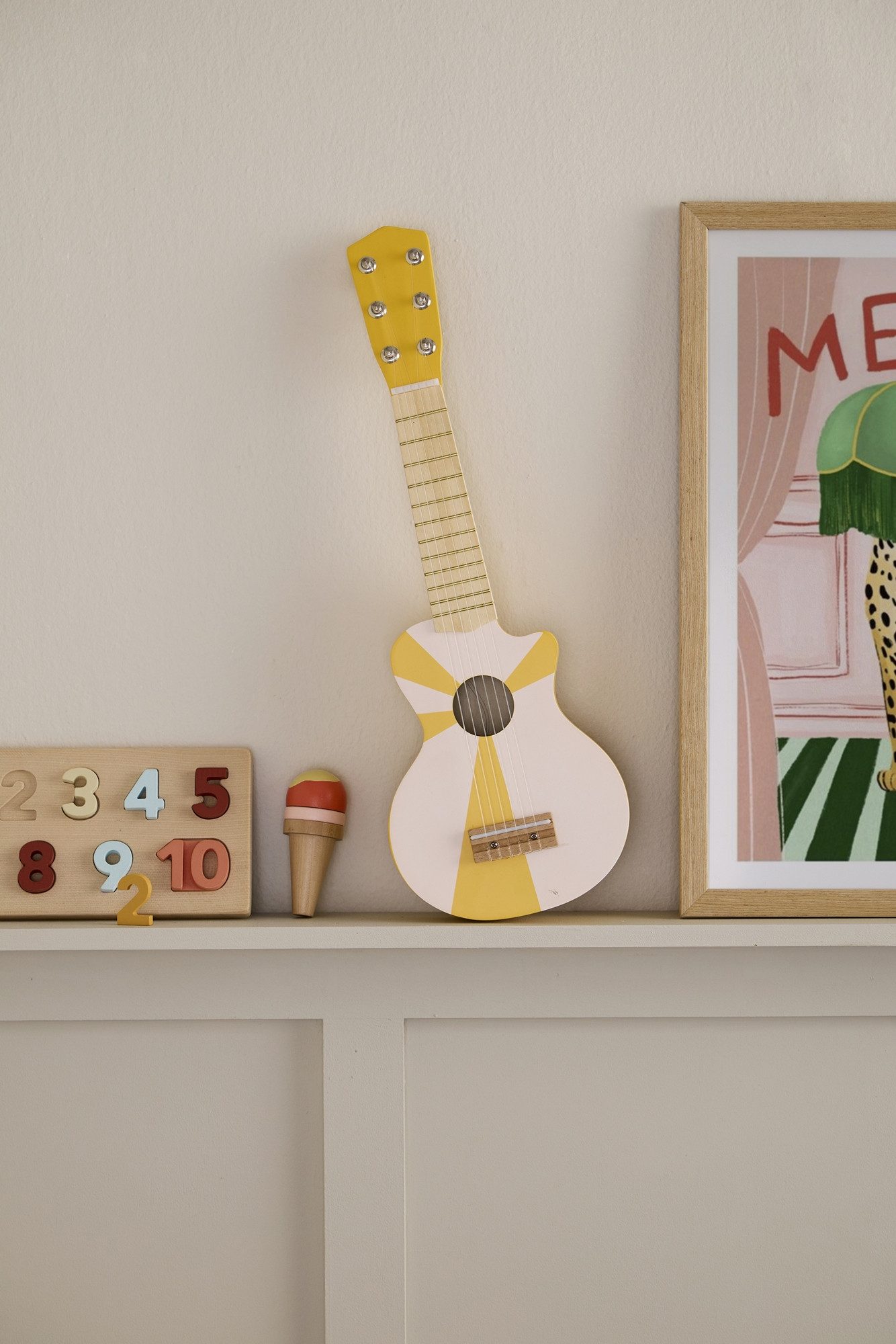 Kids Concept Spielzeug-Musikinstrument Meine erste Gitarre gelb weiss, (1 tlg., 6 Saiten Kinderinstrument), Aus Holz