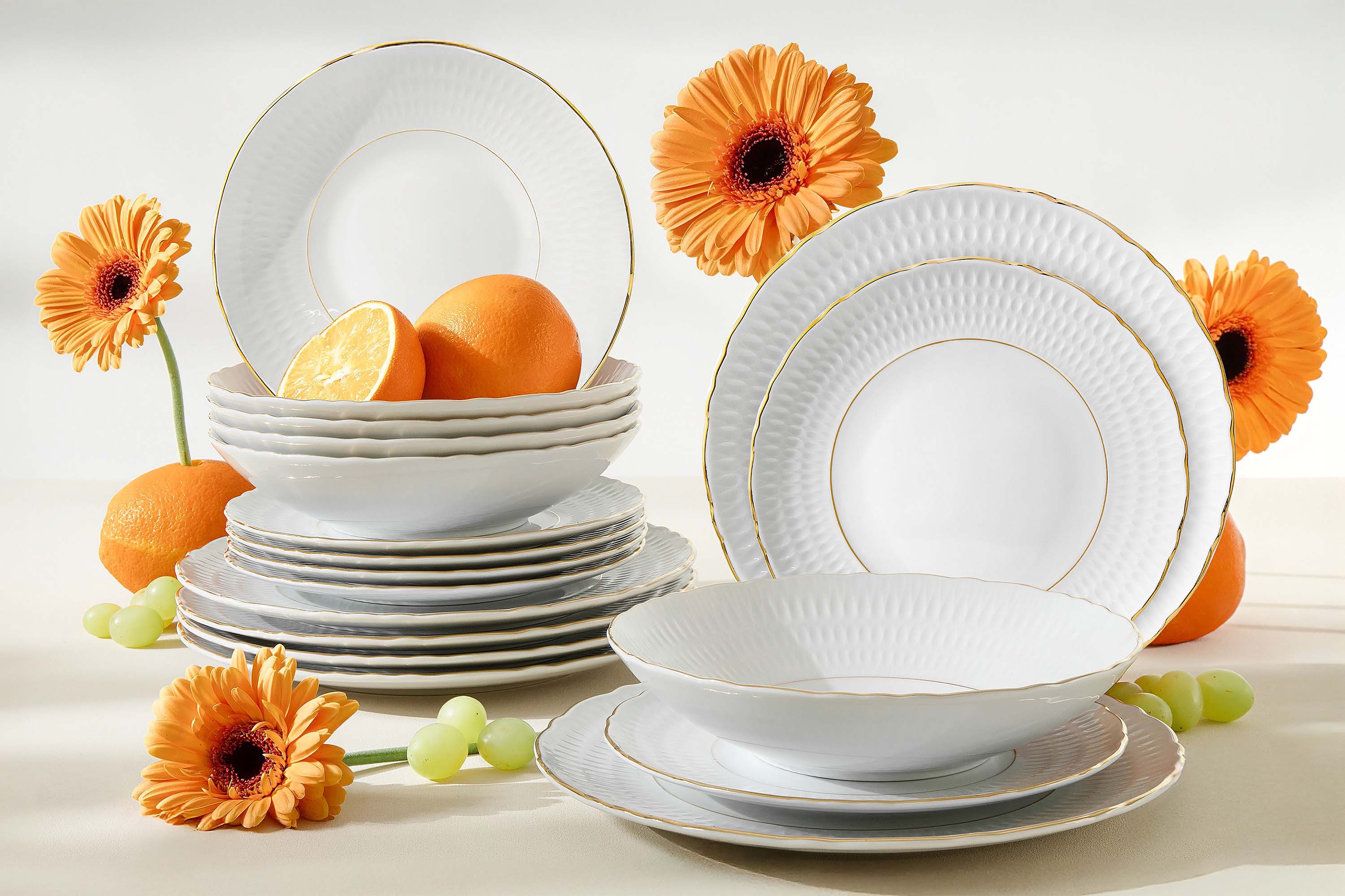 KONSIMO® Tafelservice CMIELOW SOFIA Geschirrset, Hochwertiges Premium-Porzellan (18-tlg), 6 Personen, Porzellan, handgemalte Dekoration in echtem Gold, elegante Verzierung, Handwäsche